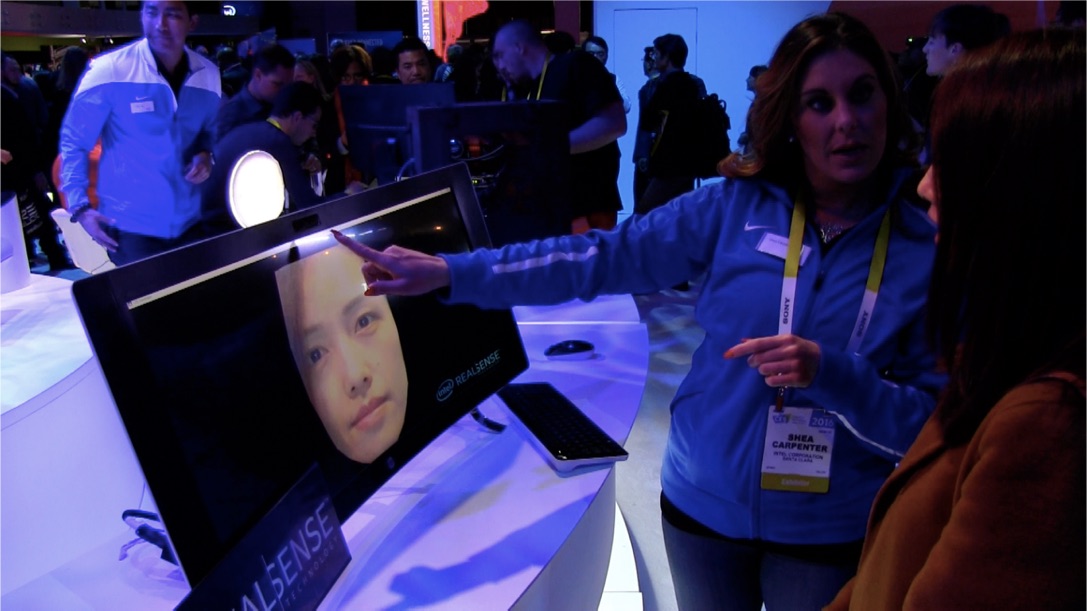 ゲーマーのサポートも進化! Intel REALSENSEテクノロジーを使用した、プレーヤーの表情をゲーム画面に取り込んで合成するデモ。