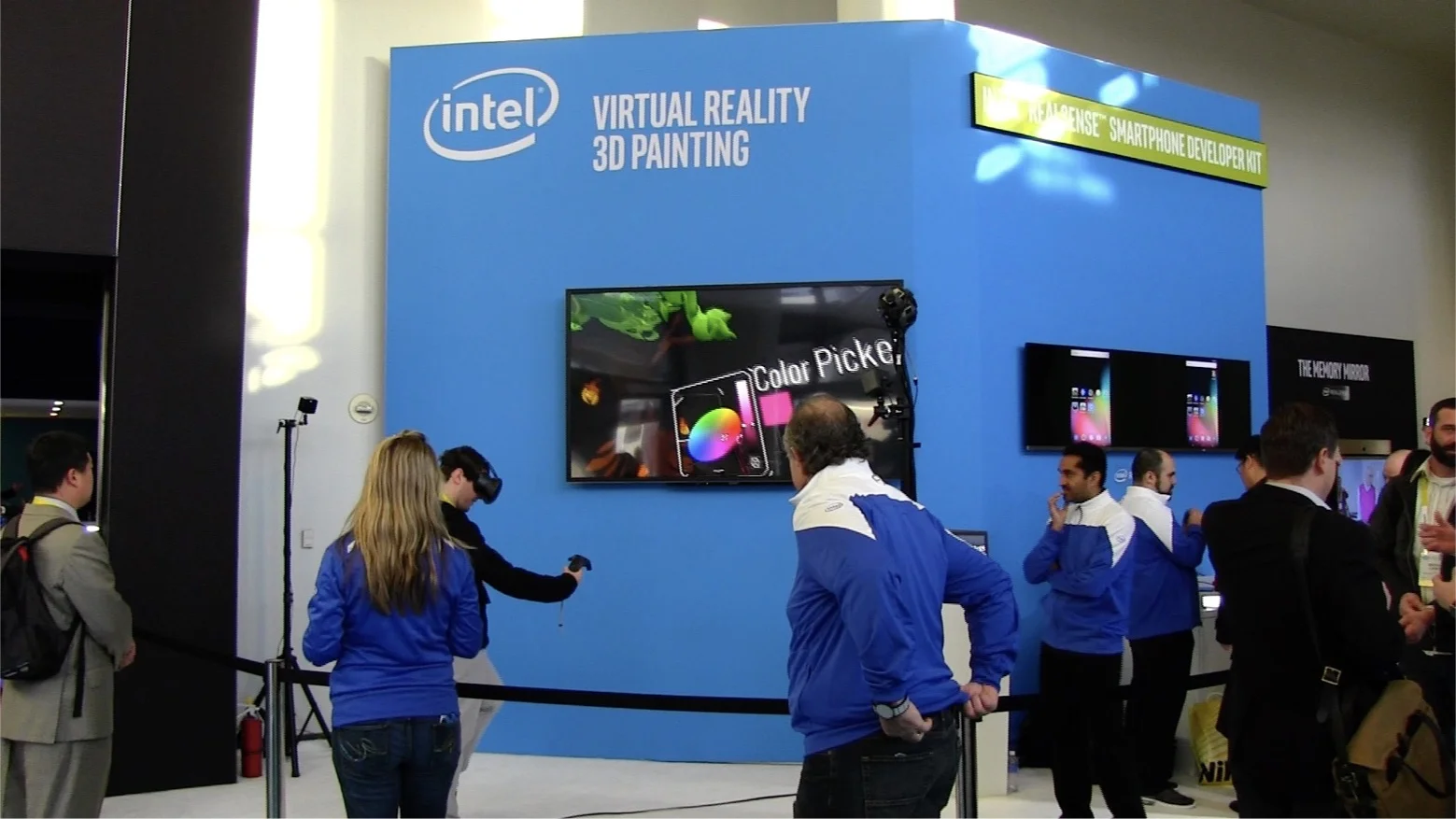 Intel ブースのエントランスでは、先の基調講演でも披露されたバーチャルリアリティを使った3Dペインティングの展示を発見。