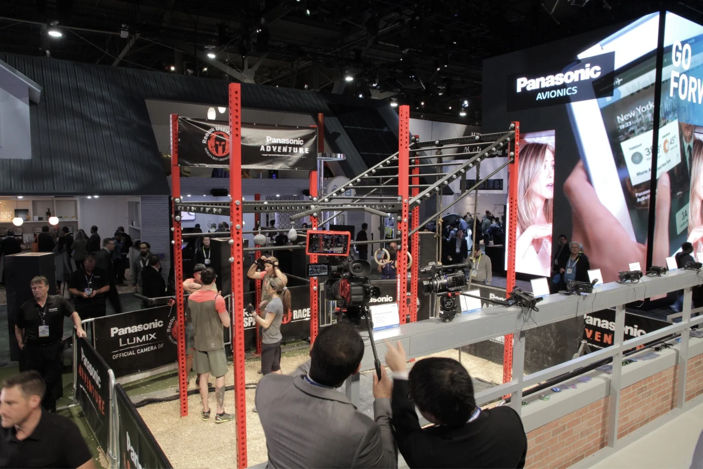 Panasonicブースでは、Panasonic Studium と称したジャングルジムで4Kカメラのテスト撮影ブースを設けていた。