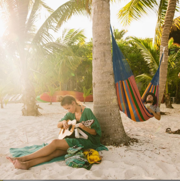 Expedition Happiness : Traveling from Alaska to Argentina... on the coolest bus!
