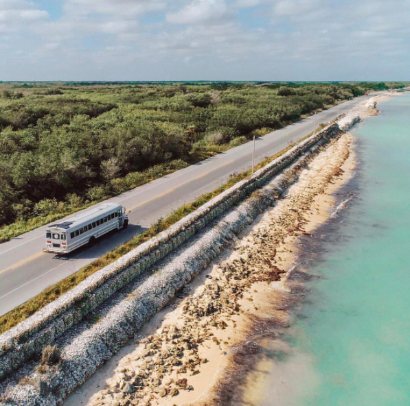 Expedition Happiness : Traveling from Alaska to Argentina... on the coolest bus!