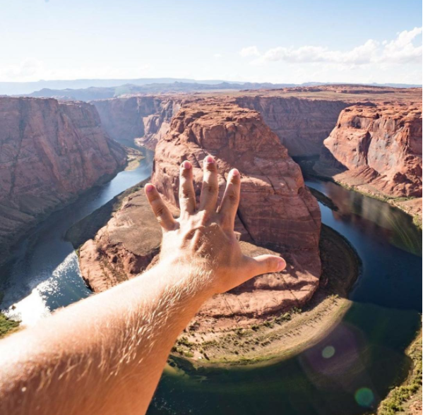 Expedition Happiness : Traveling from Alaska to Argentina... on the coolest bus!