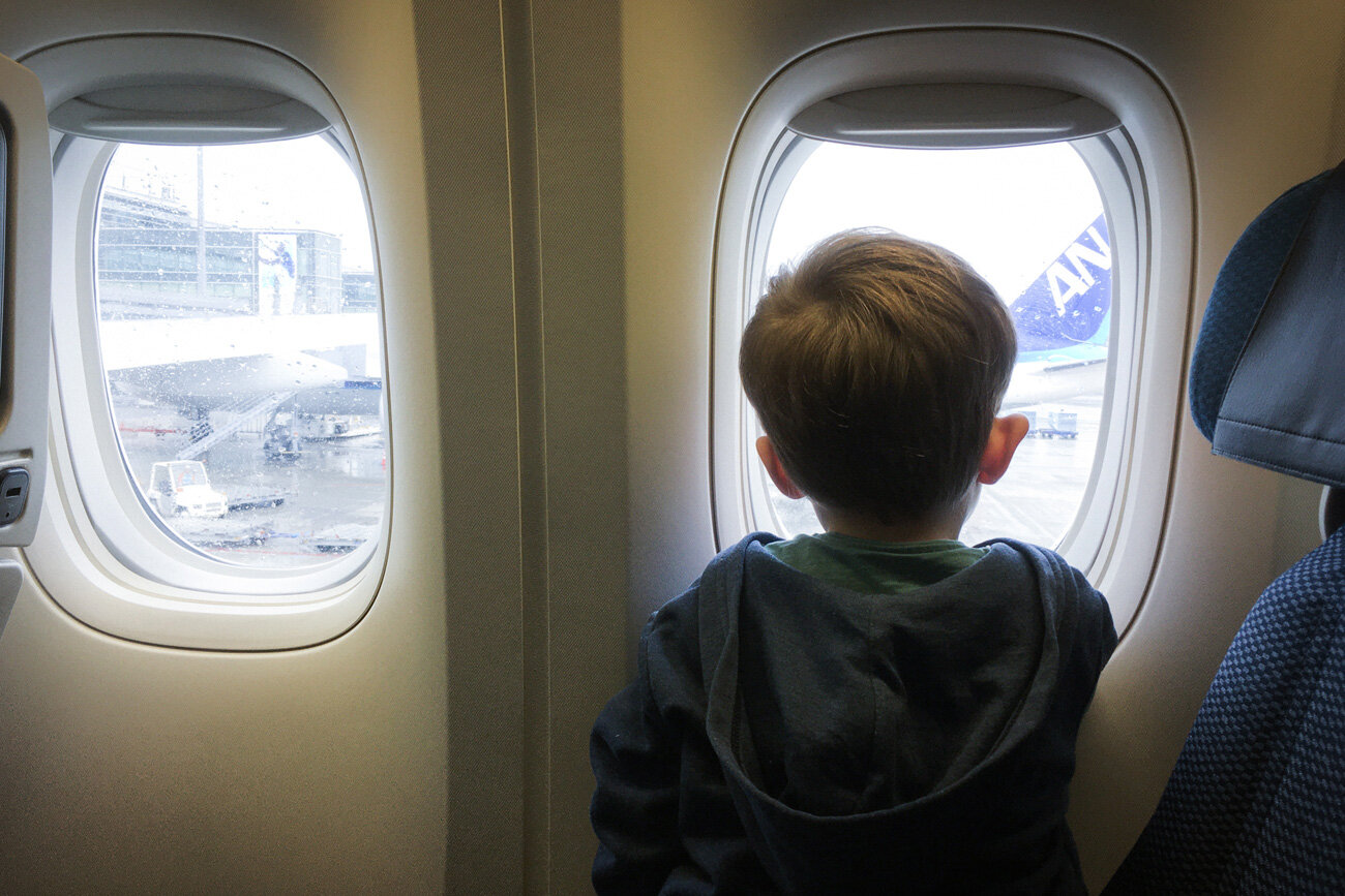 Prendre l'avion avec des enfants en bas âge : comment survivre ? — Miles of  Happiness