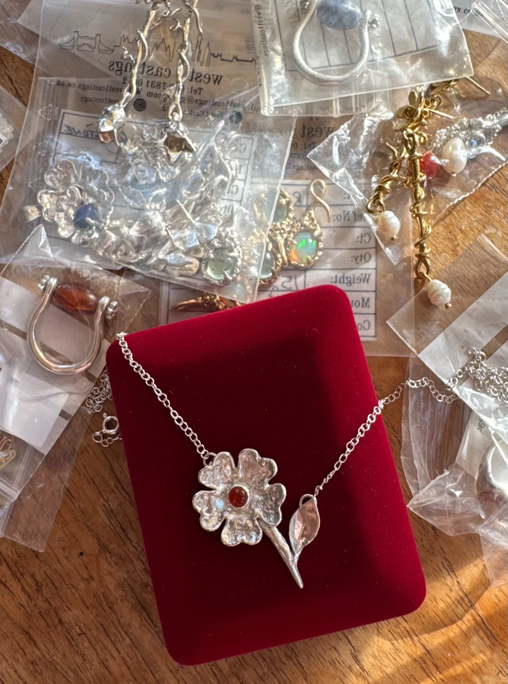 Slowly making my way through the great upload. ⌛

#rebeccagladstone #handcraftedjewellery #flowerpendant #margatejeweller