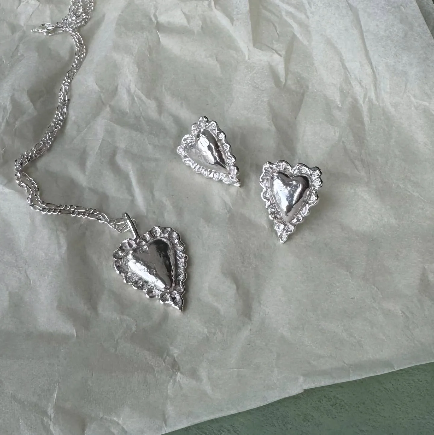 The Silver Heartbreak Pillows. 

Heartbreak pillows to soften all and soak up your tears. Come rest your weary head awhile in their cushiony softness whilst you plot your revenge. 💔

#heartbreak #heartearrings #brokenhearted #pillowtalk  #silverhear