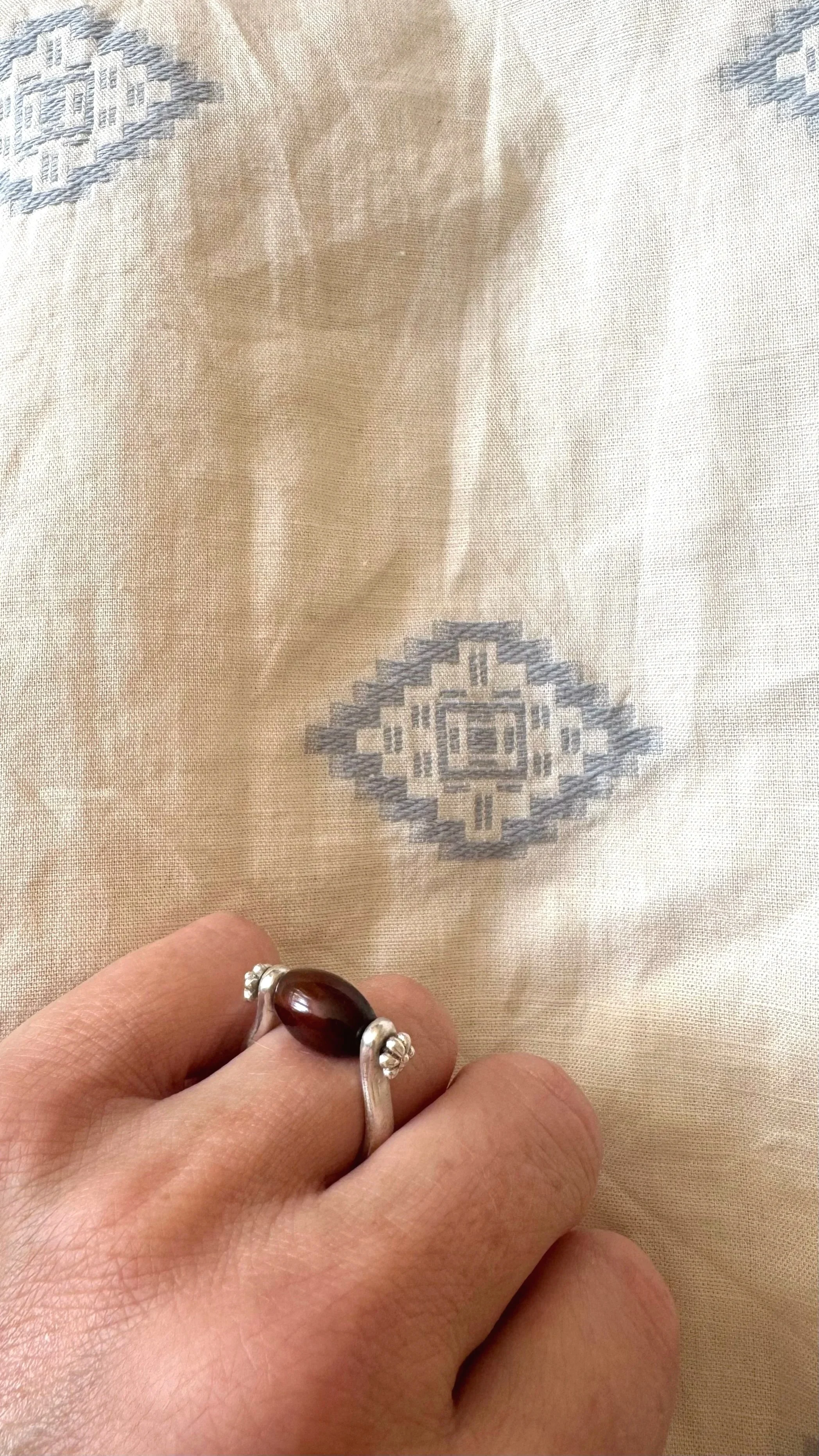 Silver spinner ring with burgundy agate bead