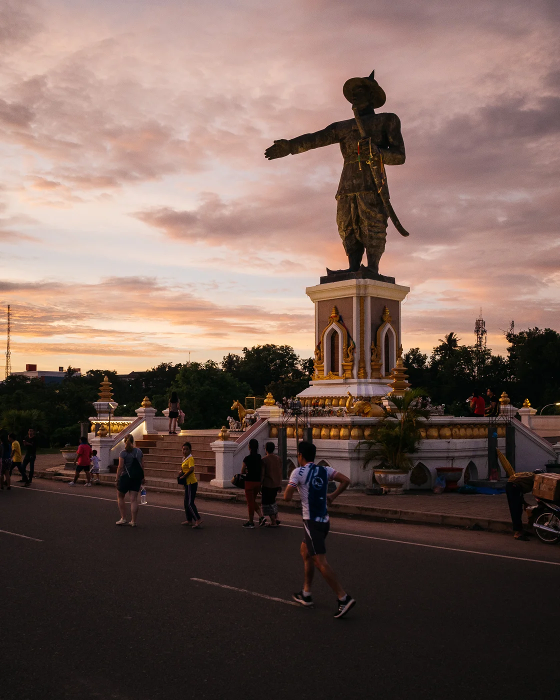 166. Daily workout spot. Anouvong was the last monarch of the Kingdom of Vientiane. ເຈົ້າອະນຸວົງ