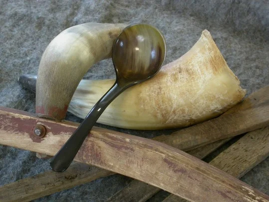 Både horn och ben är slöjdmaterial med lång historia. Innan plasten slog igenom användes horn för att göra alla möjliga föremål. Foto: Niclas Flinck