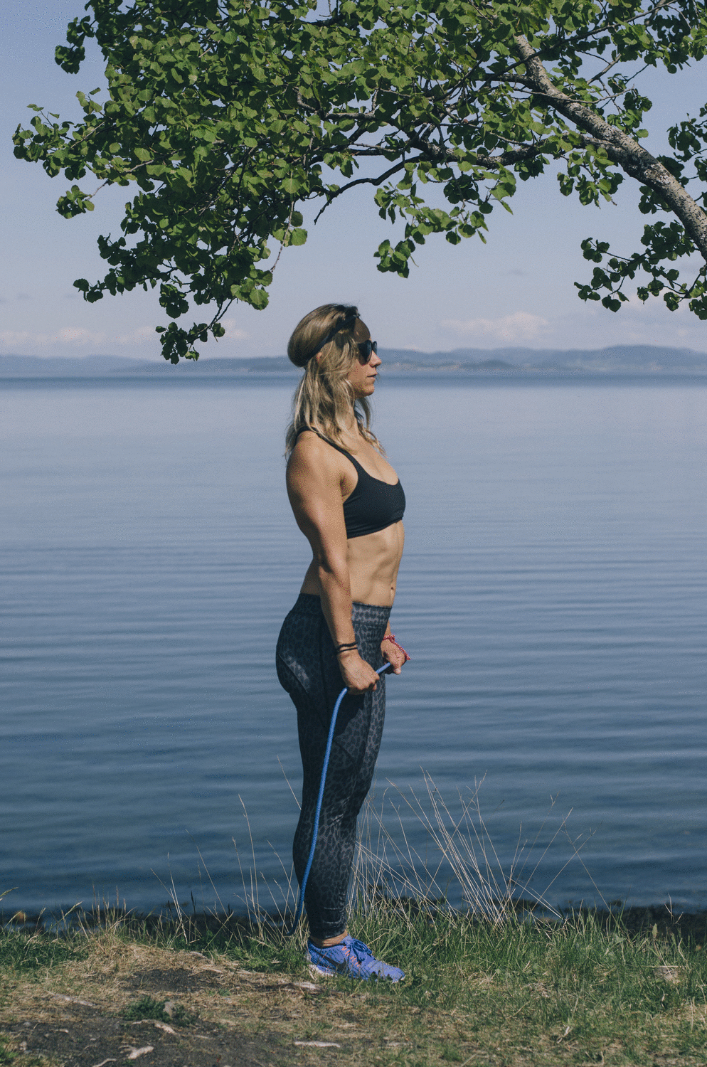 Extend your arms in front of you. Pinch shoulder blades in both positions. Do 10 reps. 
