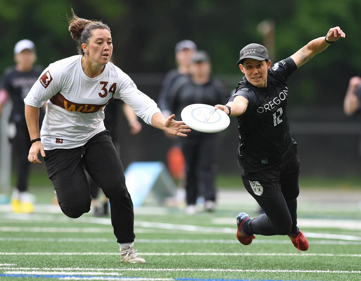 🪨 Oregon&rsquo;s Mariel Hammond, right, dives to catch the disc under pressure from Utah&rsquo;s Kendra Miller on Friday during the Onyx&rsquo;s 15-12 overtime win against Utah at Kiggins Bowl. (Taylor Balkom/The Columbian)