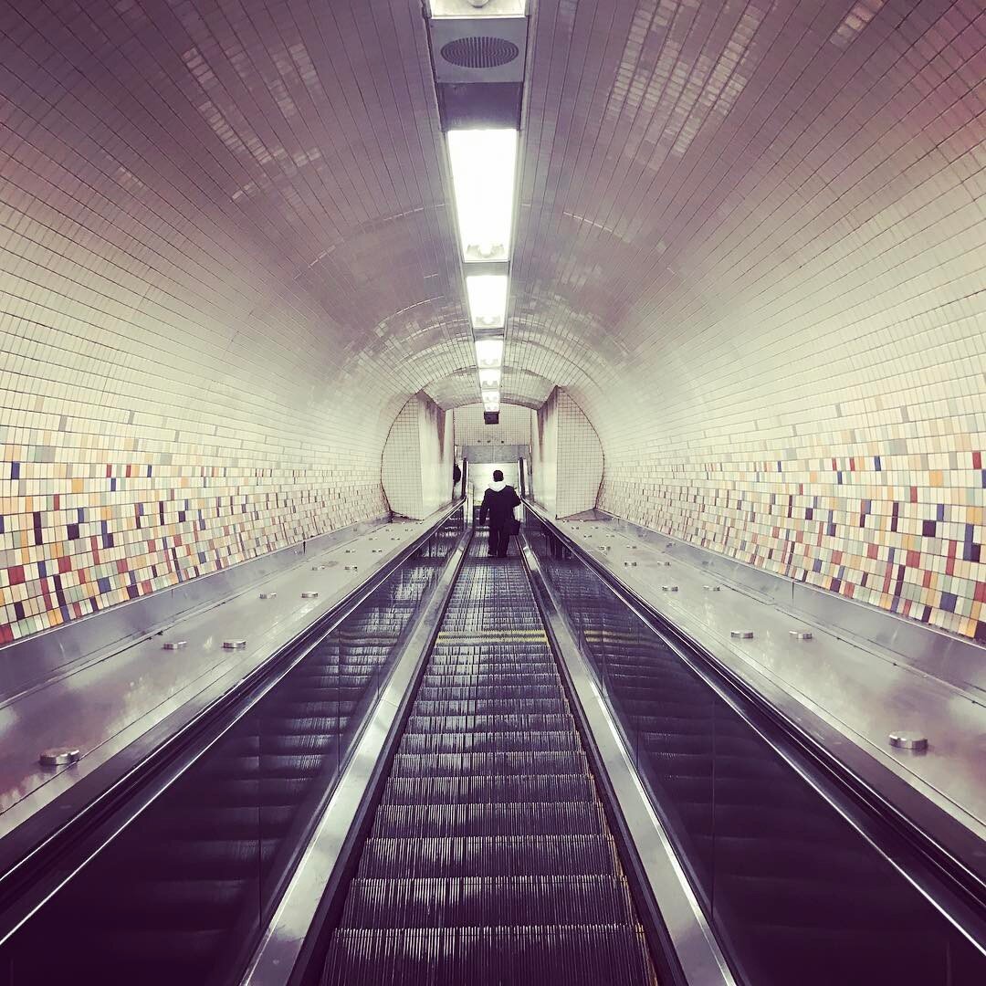 Heading down #nyc #subway #escalator #centered #symetry #perspective #tunnel