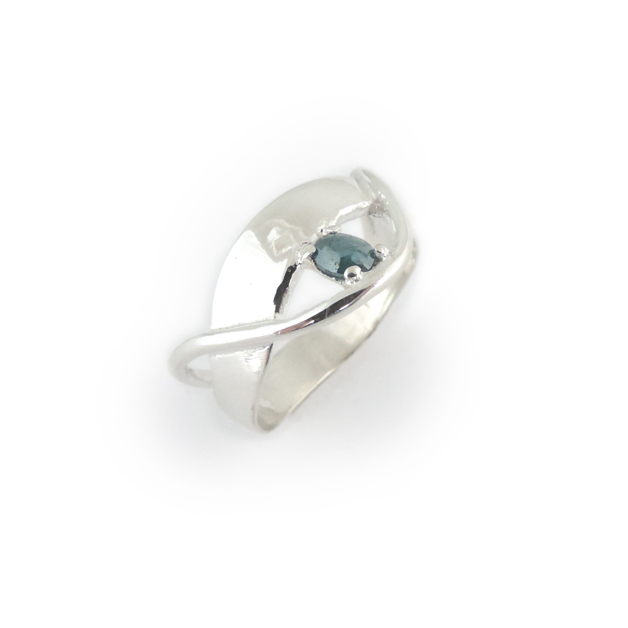 Flow ring with oval blue diamond