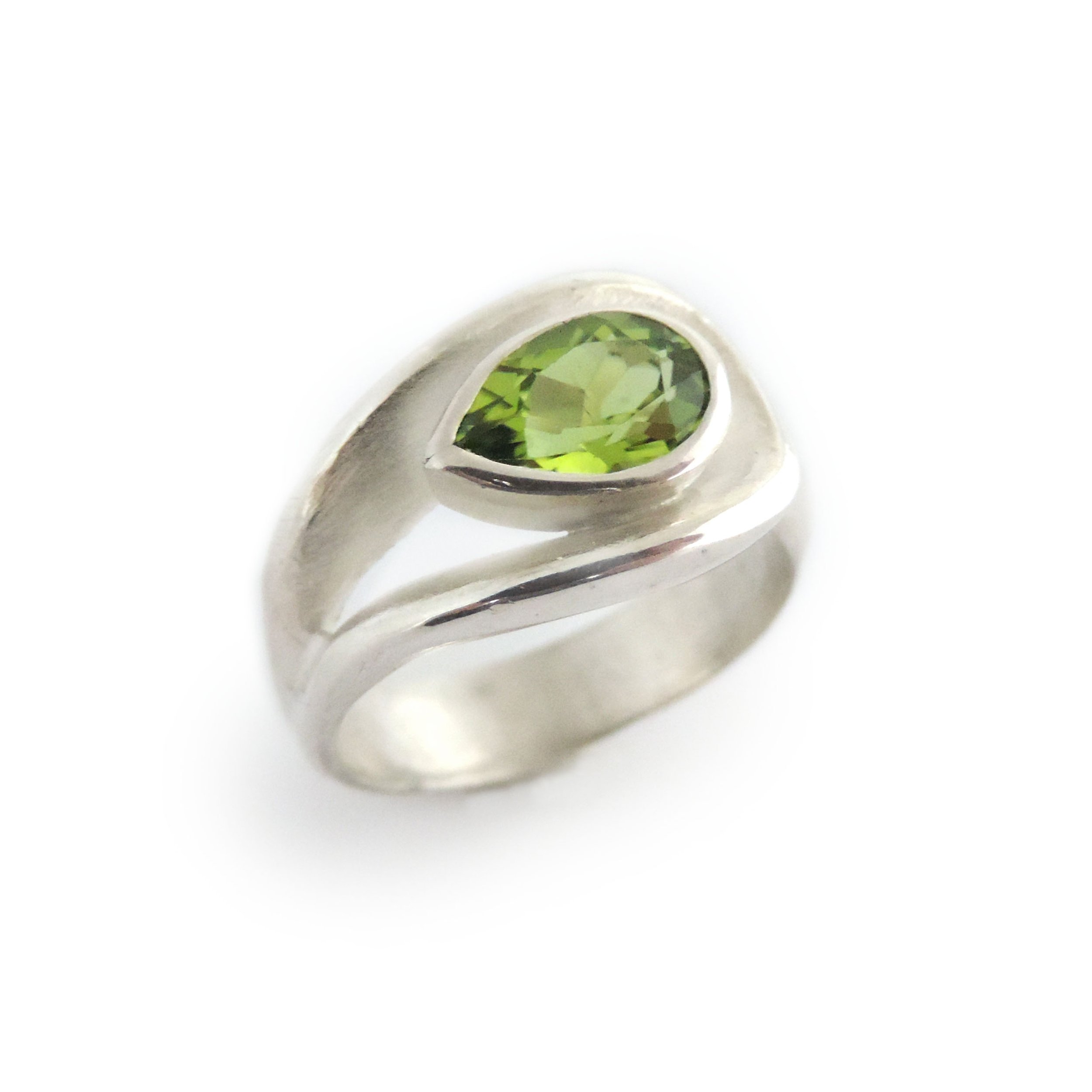 Loop ring with faceted pear shaped peridot