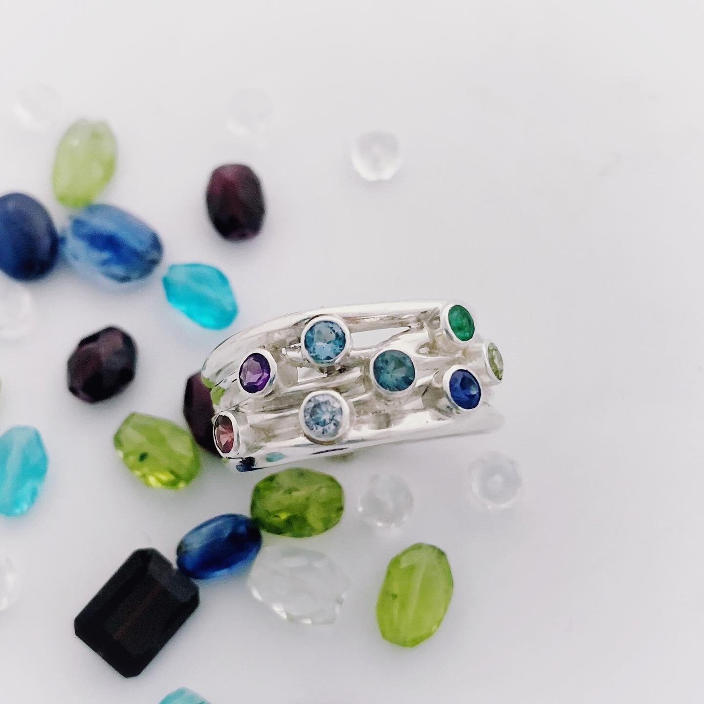 First family ring of 2023! Eight gemstones is the most I&rsquo;ve fit into the organic wave ring 😅 I love the mix of colors and the sentimentality of family jewelry. Please DM me if you&rsquo;d like to see what your family gems would look like 💎
#f