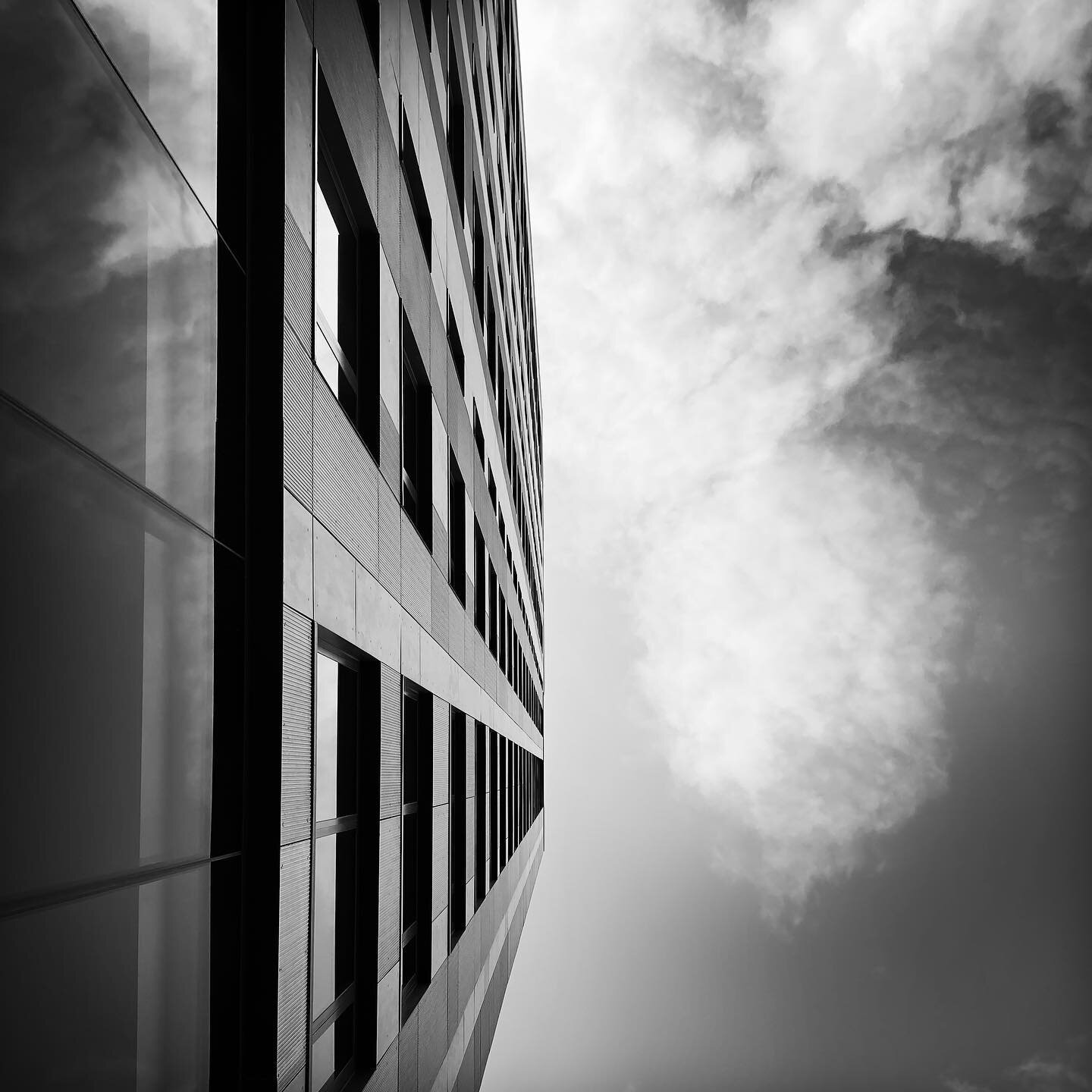 Skybound. #bwphotography #architecturephotography #abstractart #minimalist #perspective #perspectivephotography #iphonography #shotoniphone #hipstamatic #portlandoregon