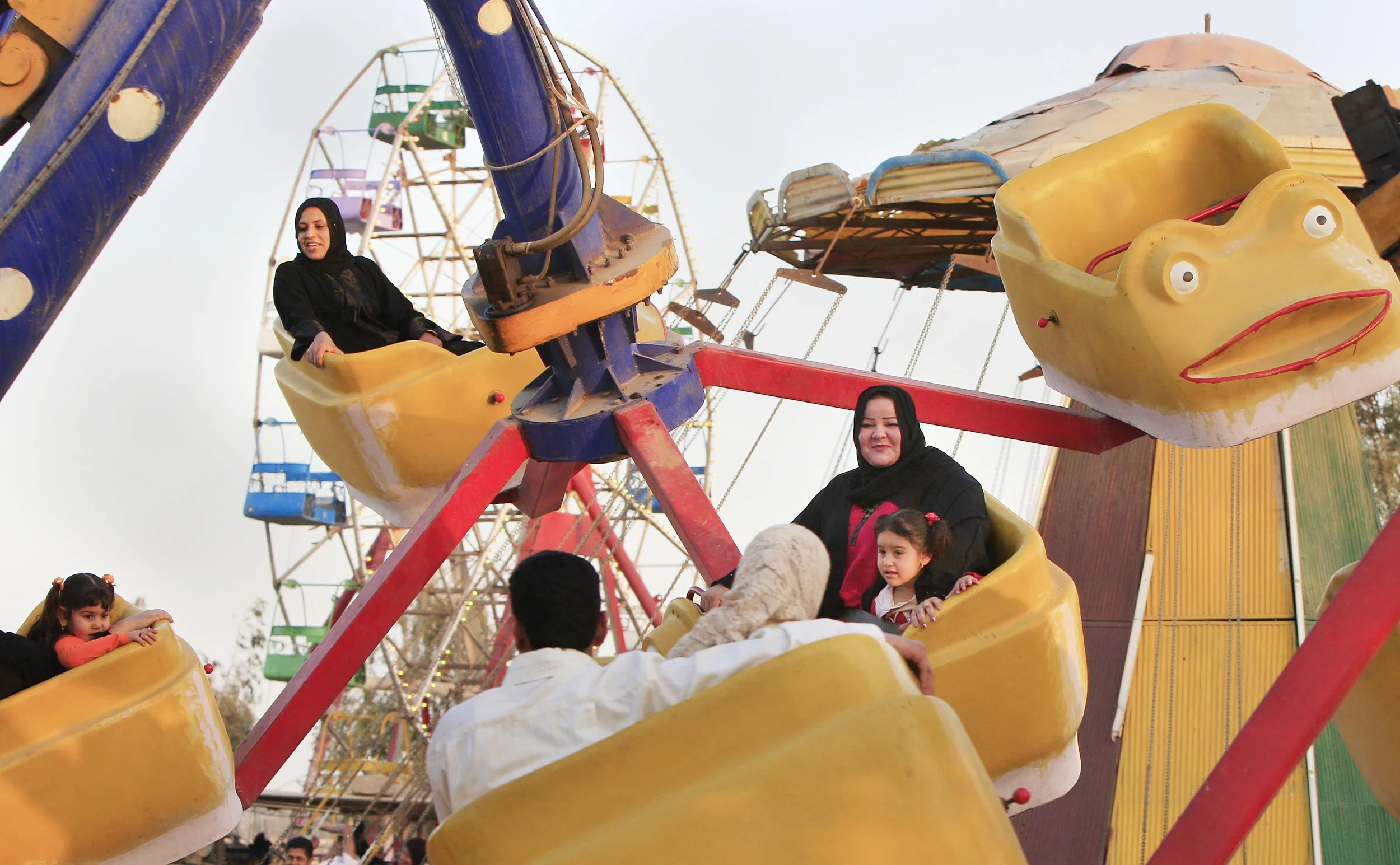  Life returning to 'normal' in Basra, southern Iraq, as families enjoyed the start of their weekend at a fun-fair on the corniche. &nbsp;April, 2009. 
