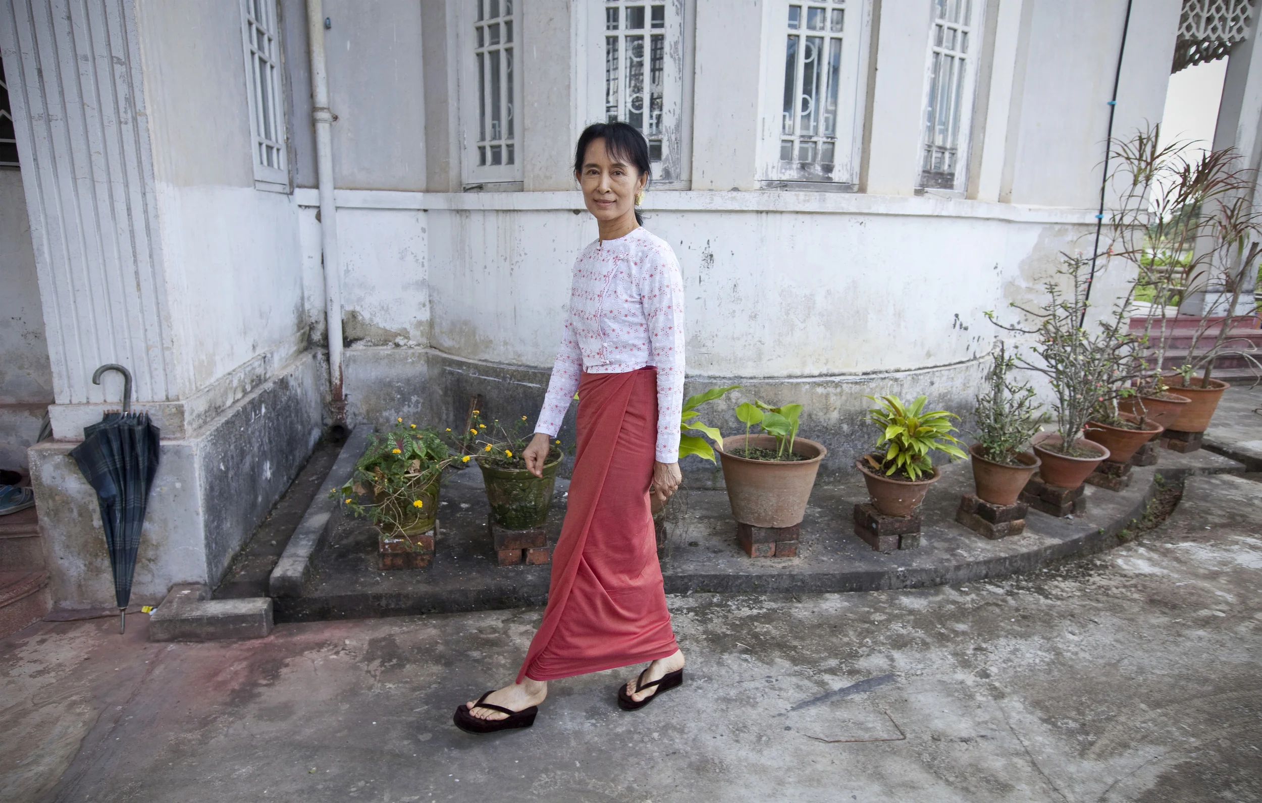  Burma's Aung San Suu Kyi outside her home where she spent 15 years under house arrest, the day after her freedom was granted by the Burmese junta. Rangoon, 2010. 