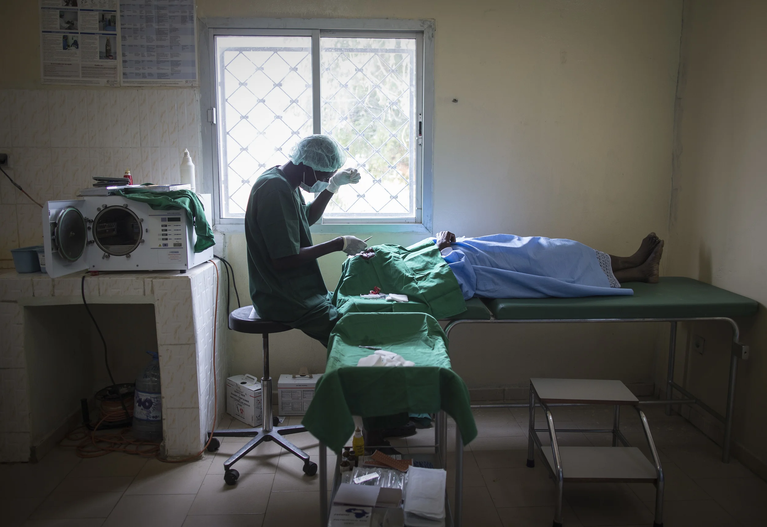 Trichiasis technician Elhadji Sylla at work on trachoma patients at the Kaffrin eye clinic, Senegal. Operations made possible by funding of the 'Sightsavers'. &nbsp;November 2013. 
