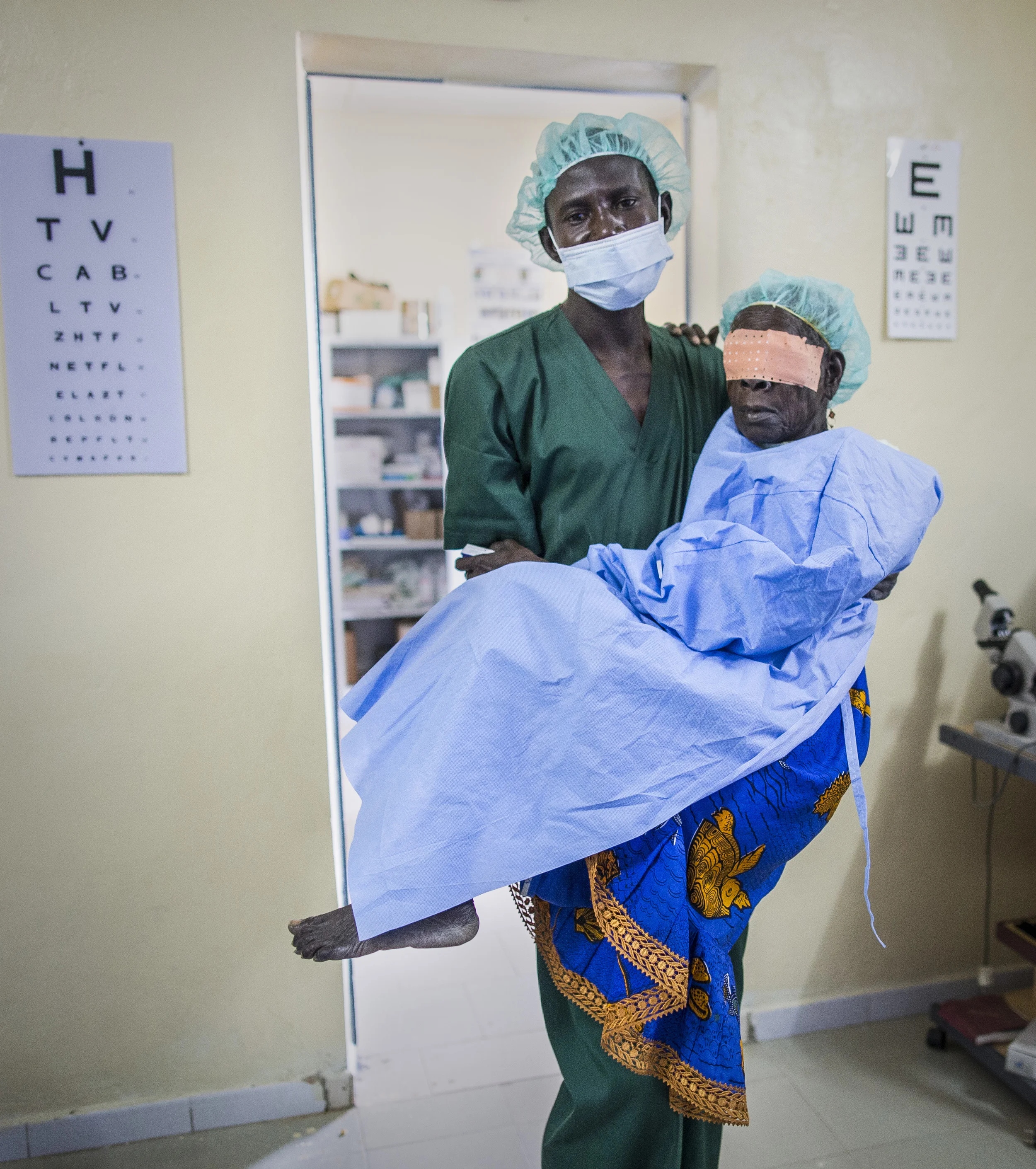  Trachiasis technician Elhadji Sylla, carries his patient, Adam Willane, who only has one leg, at Kaffrin eye clinic, Senegal. Operations made possible by 'Sightsavers'. November 2013. 