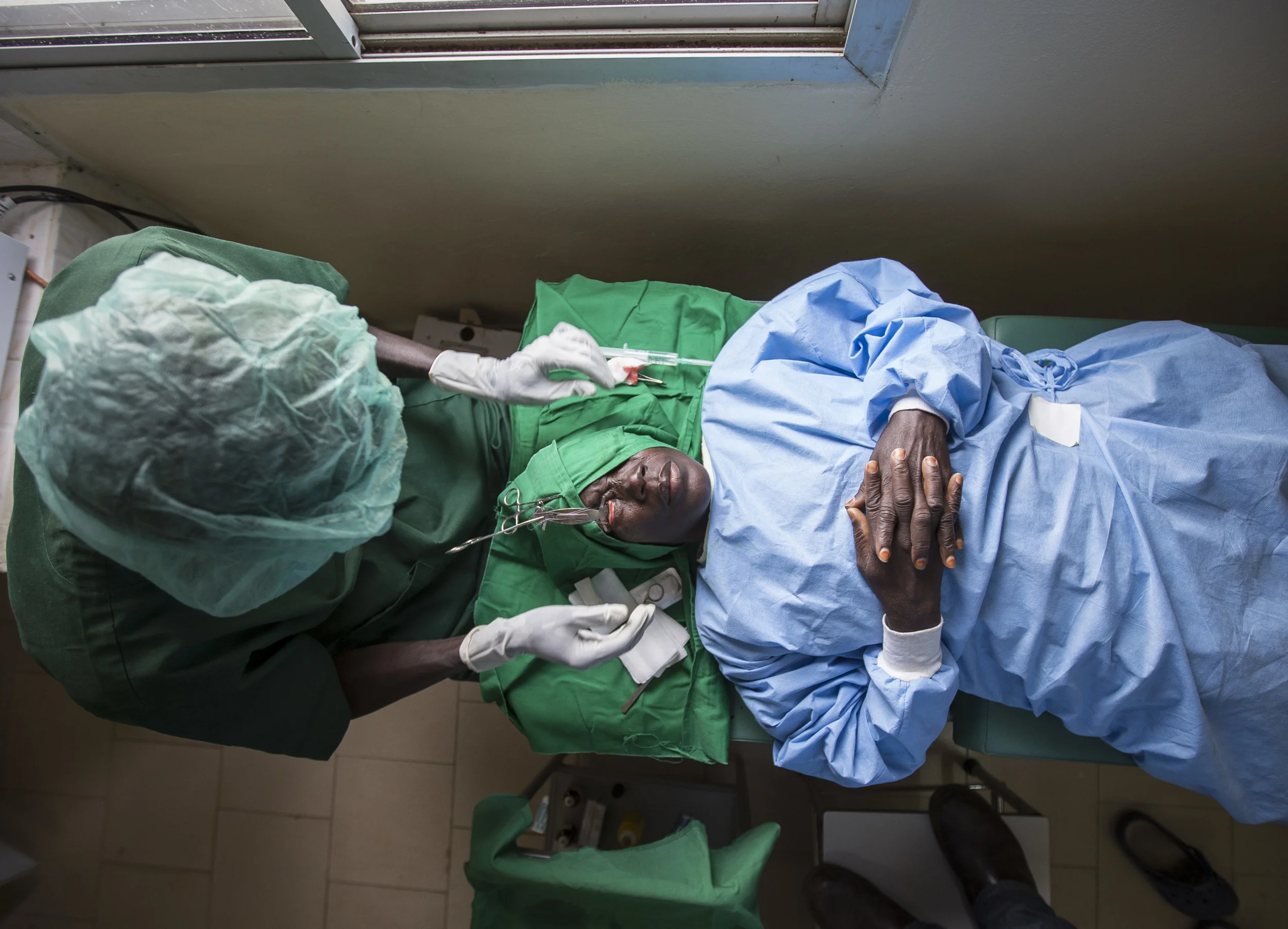  Trichiasis technician Elhadji Sylla at work on trachoma patients at the Kaffrin eye clinic, Senegal. Operations made possible by funding of the 'Sightsavers'. &nbsp;November 2013. 
