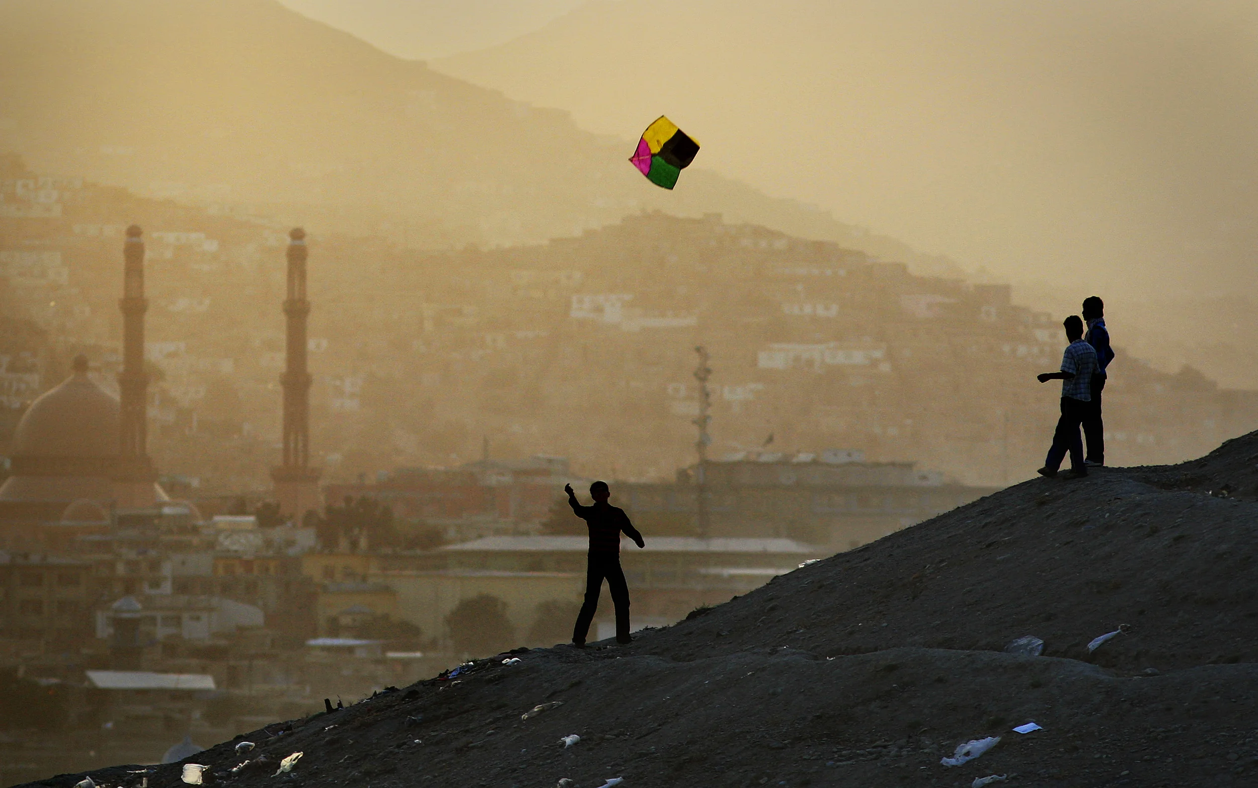  Kite fliers on Nader Khan hill in Kabul, Afghanistan, 2009. 