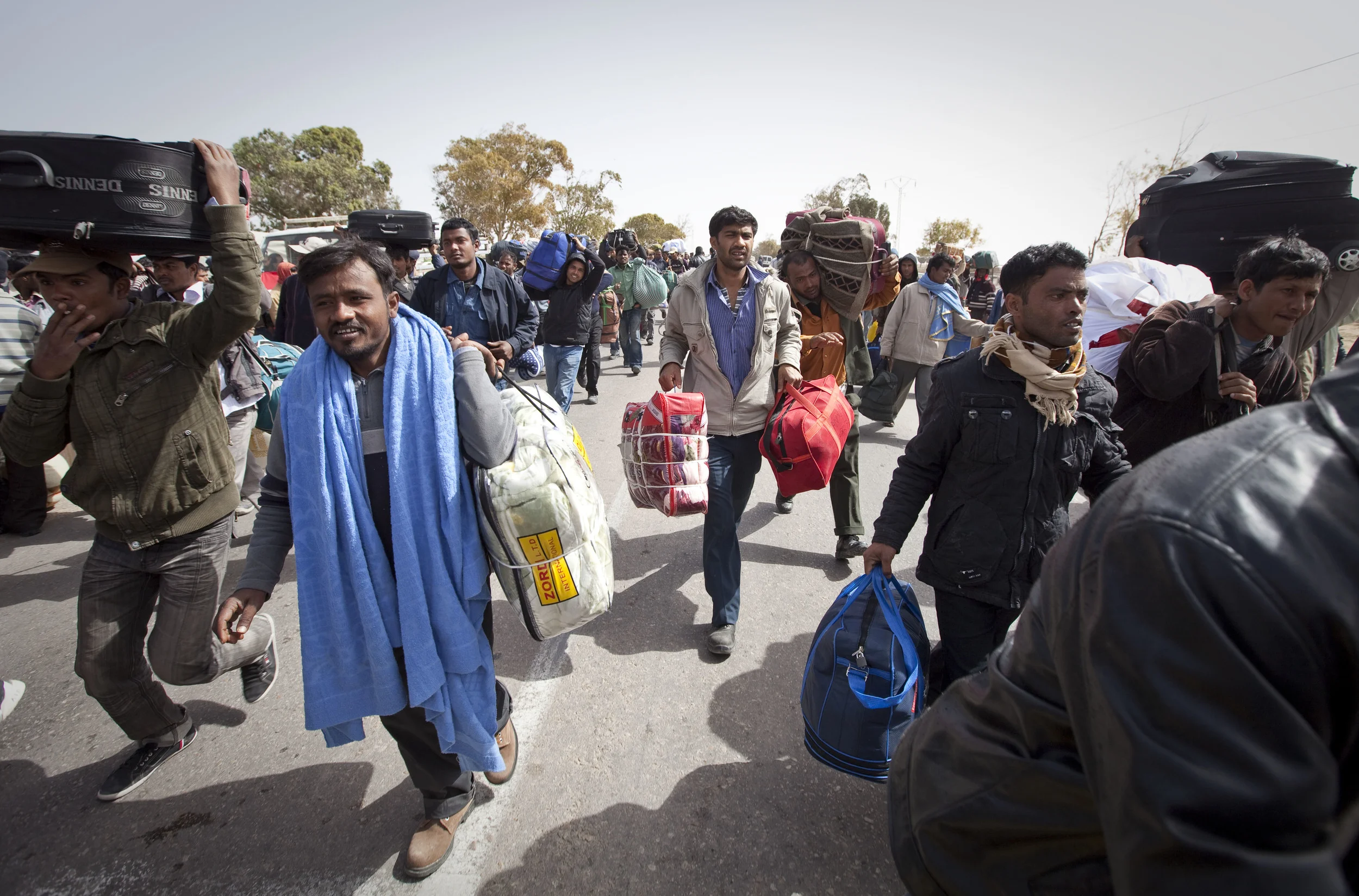  Bangladeshi worker refugees stream across Tunisia's border with Libya as Libyan rebels' fight with the Gaddafi regime moves closer to the capital, Tripoli. &nbsp;March 2011. 