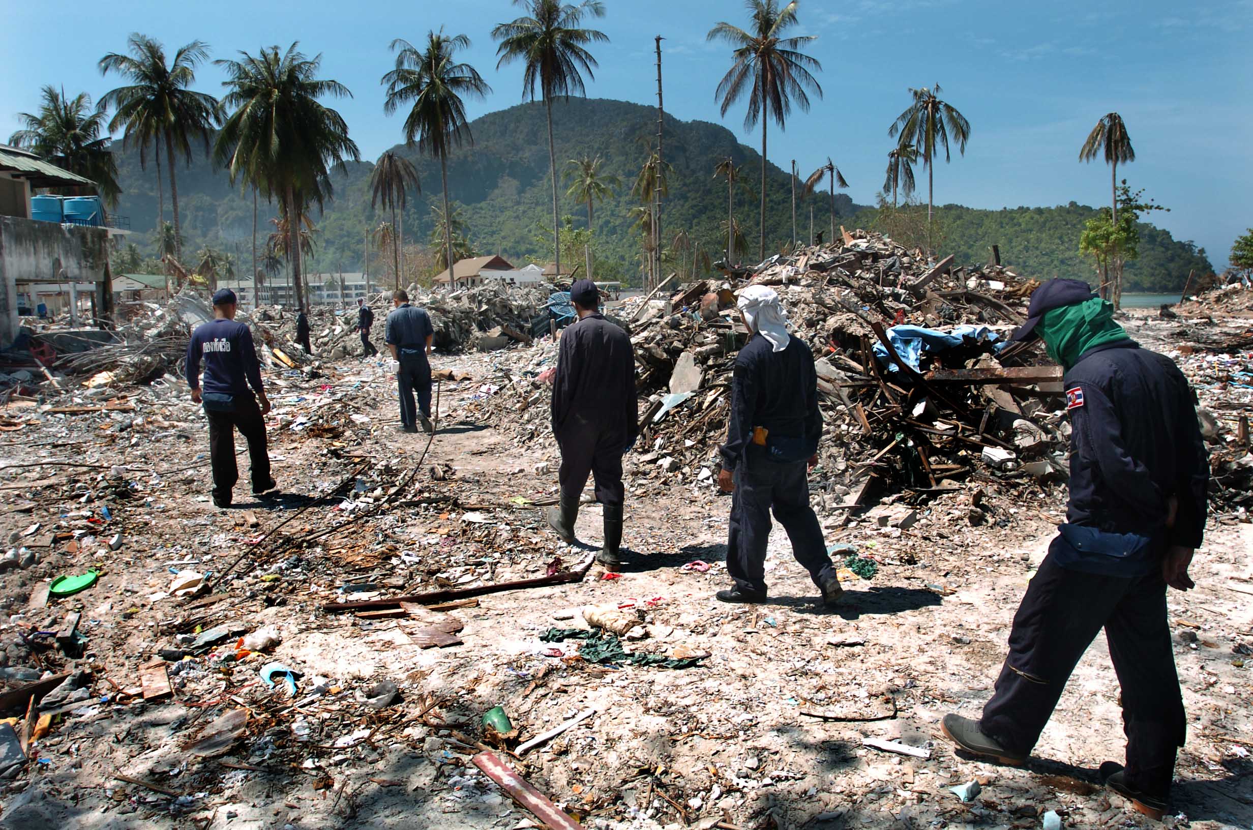  Workers scour debris on Phi-Phi island following the Asian tsunami of Christmas 2004. Thailand, January 2005 