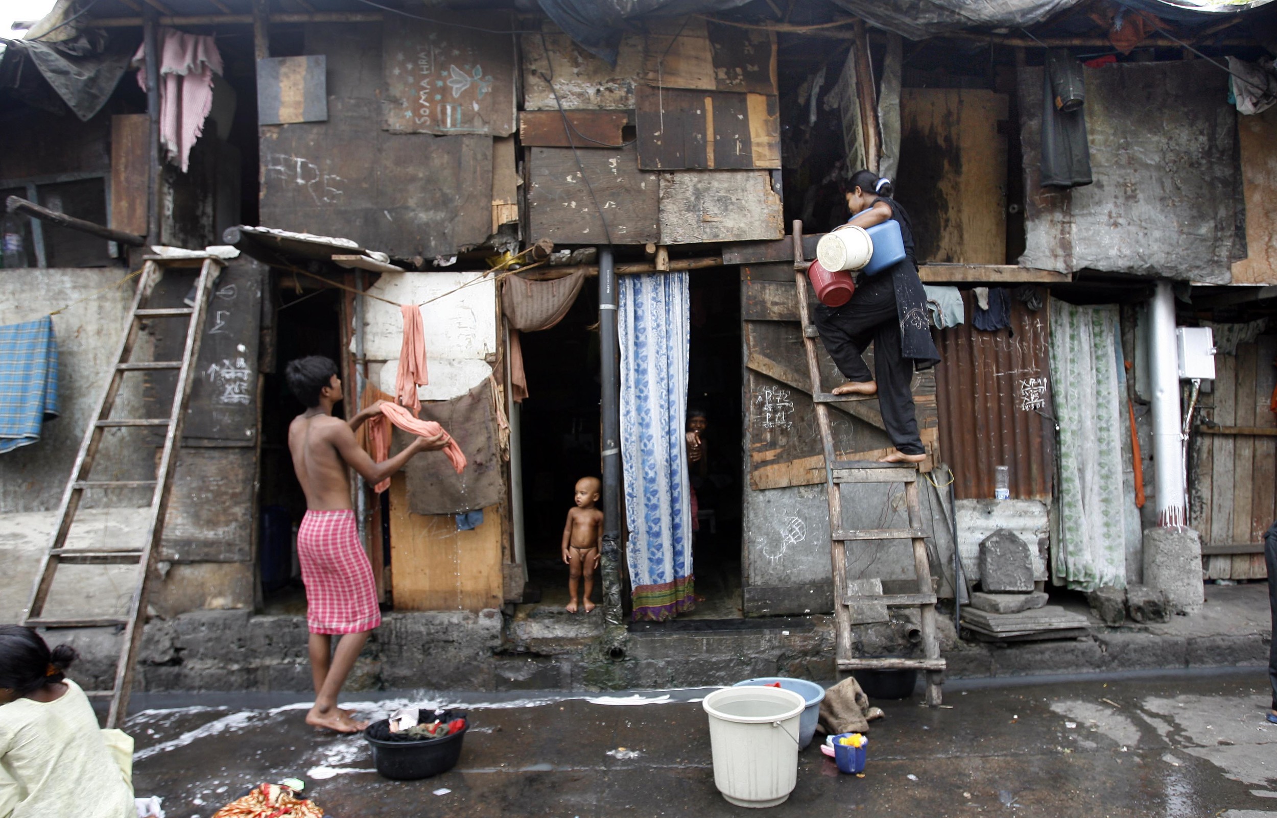  Poor and homeless living on Friar road, Mumbai, India. May, 2006 