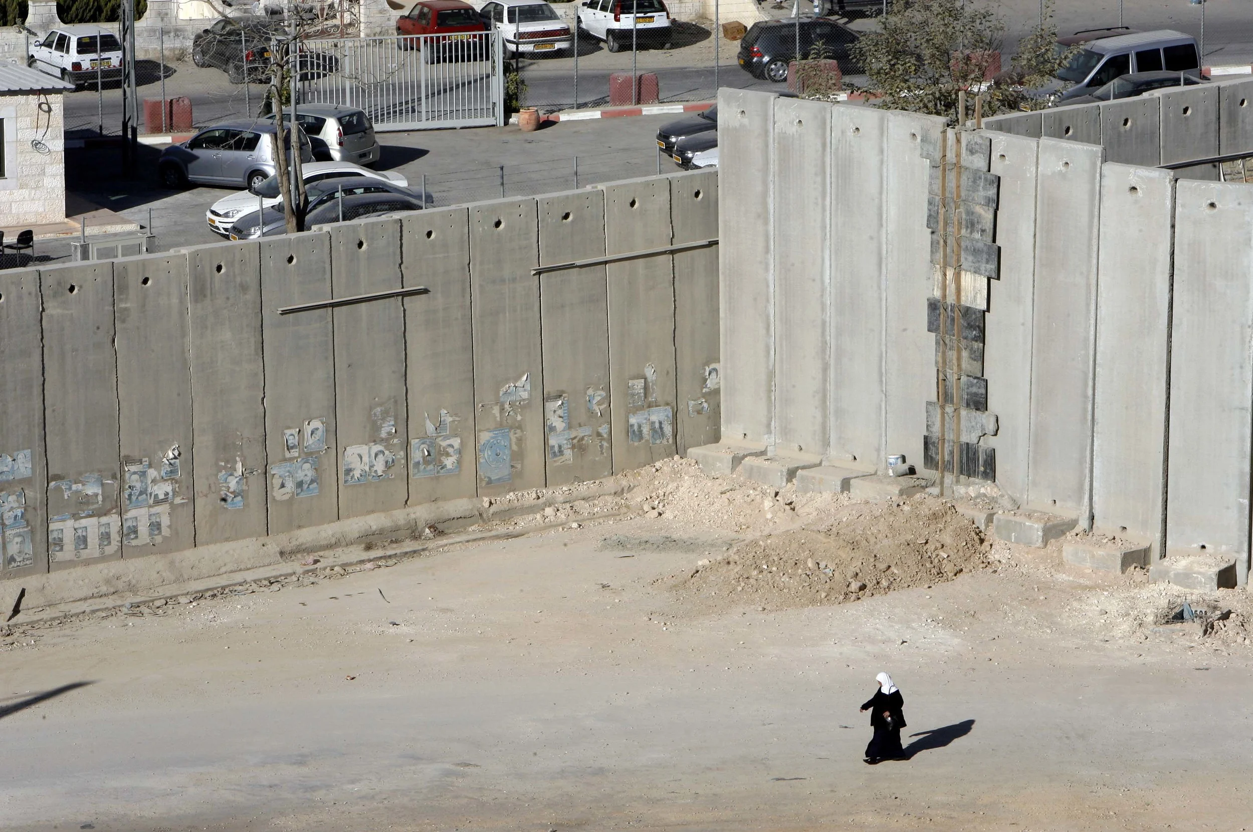 The Israeli built security wall around Jerusalem. Here at Dahiyat Al-Bareed, north Jerusalem. November 2006.