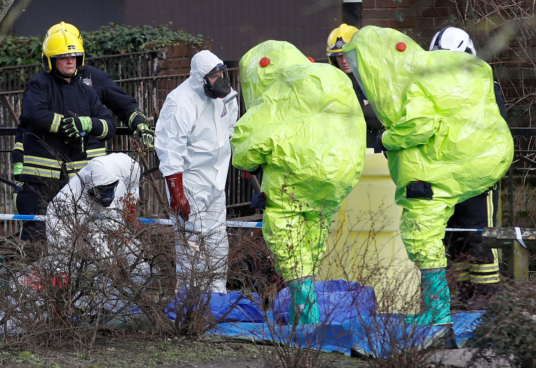  Officials in protective suits check their equipment before repositioning the forensic tent, covering the bench where Sergei Skripal and his daughter Yulia were found, in the centre of Salisbury, Britain, March 8, 2018 
