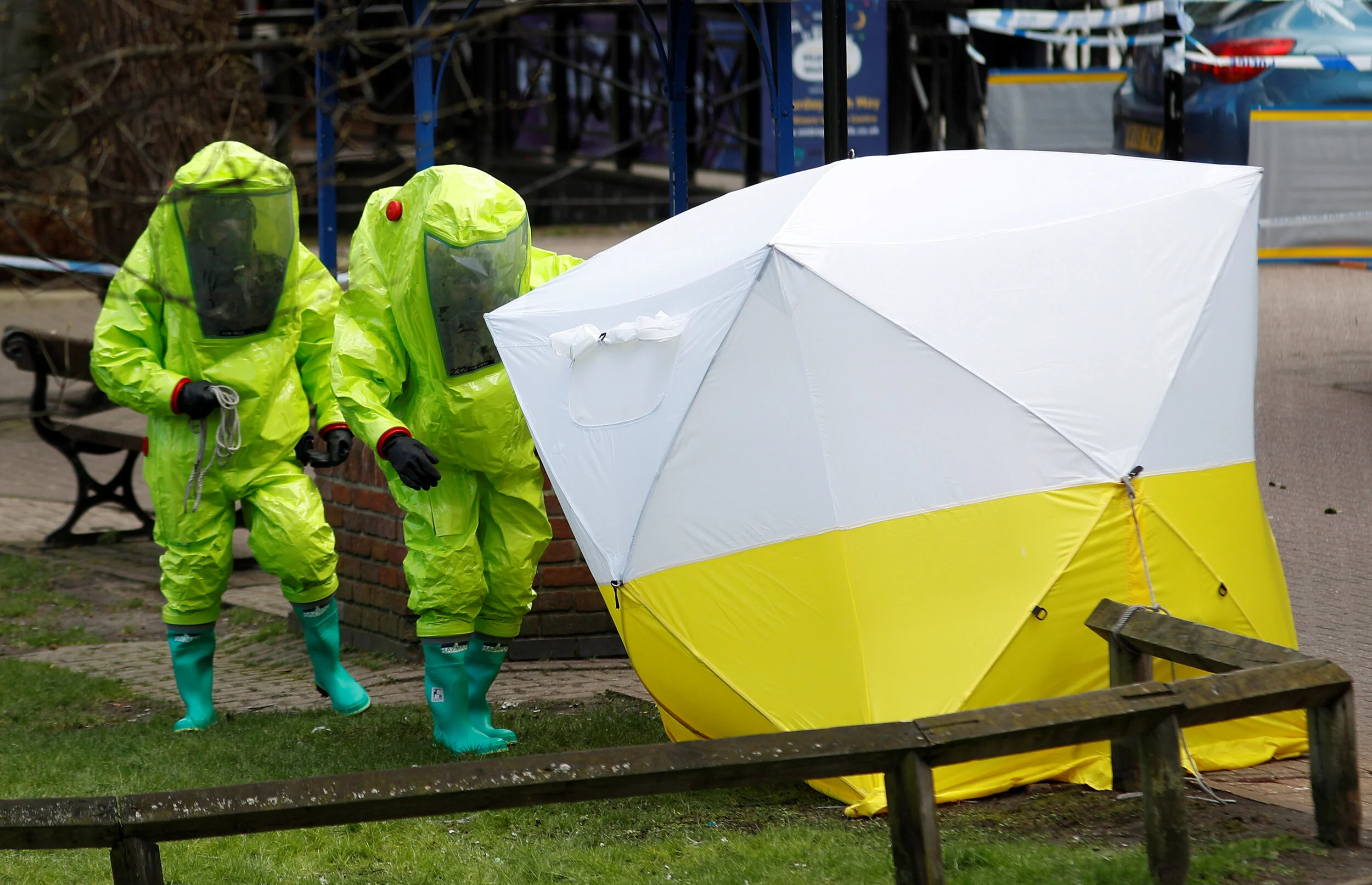  The forensic tent, covering the bench where Sergei Skripal and his daughter Yulia were found, is repositioned by officials in protective suits in the centre of Salisbury, Britain, March 8, 2018 