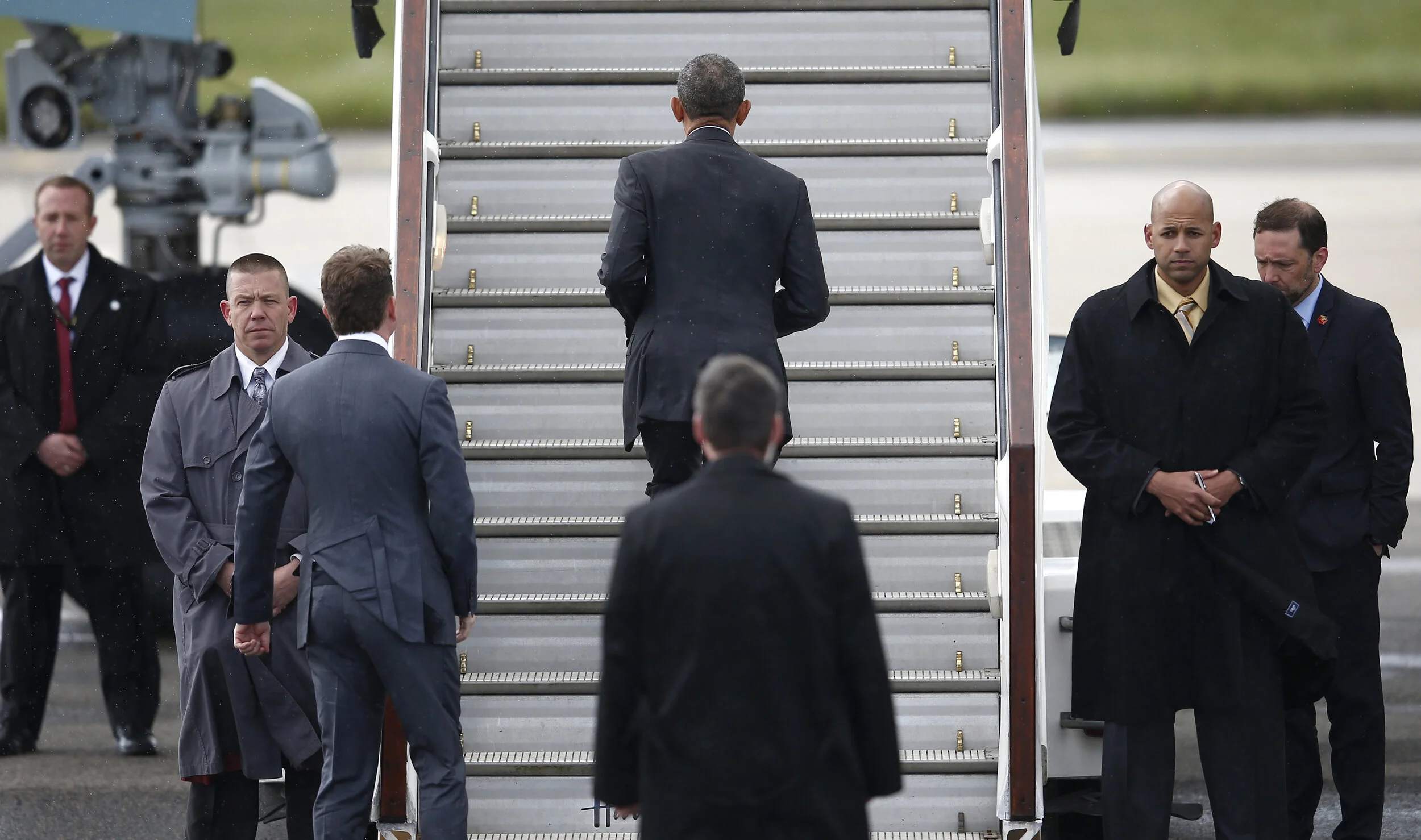  U.S. President Barack Obama boards Air Force One prior to his departure from Stansted airport, Britain, April 24, 2016 