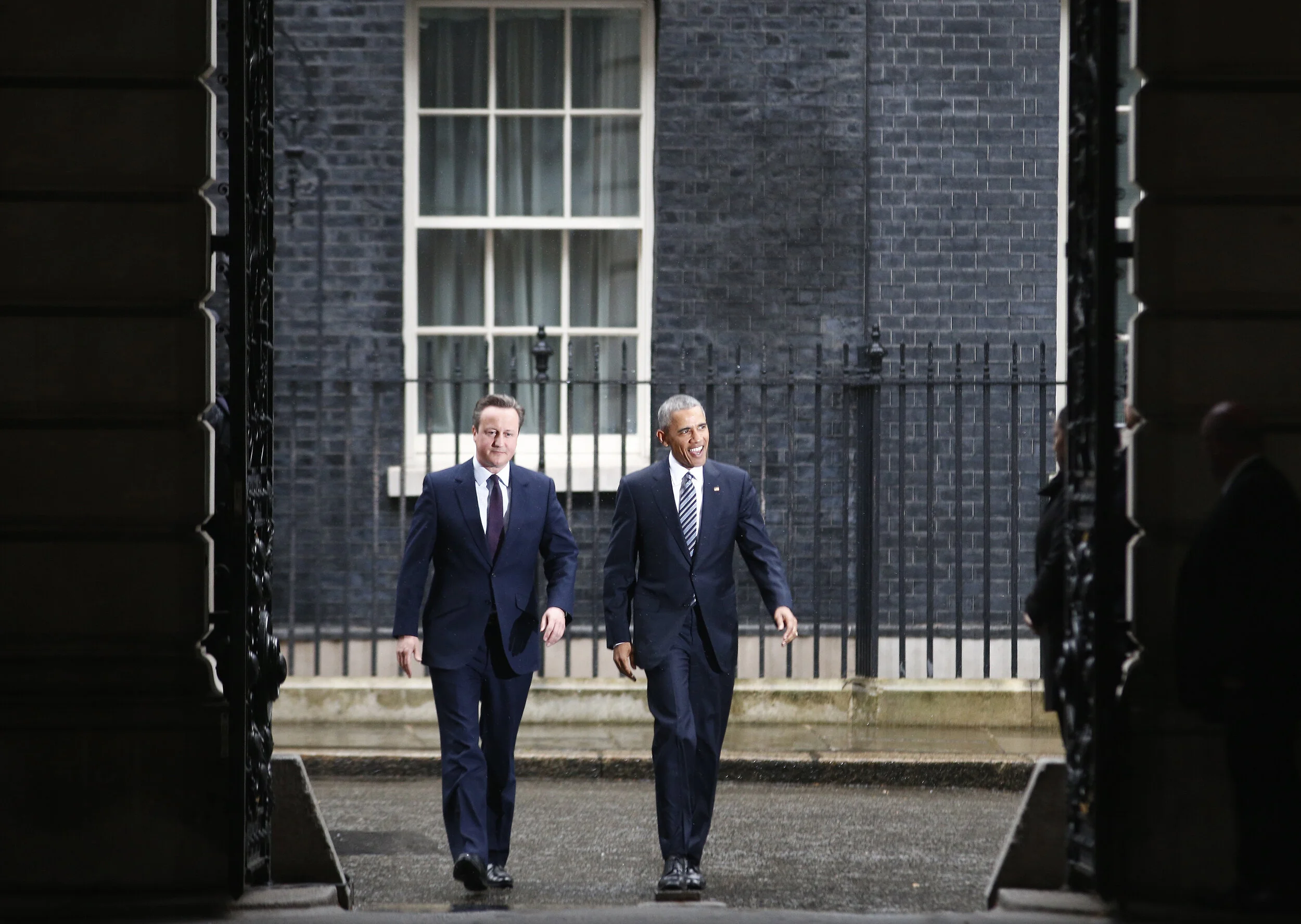  Britain's Prime Minister David Cameron (L) and U.S. President Barack Obama leave Number 10 Downing Street in central London, Britain April 22, 2016 