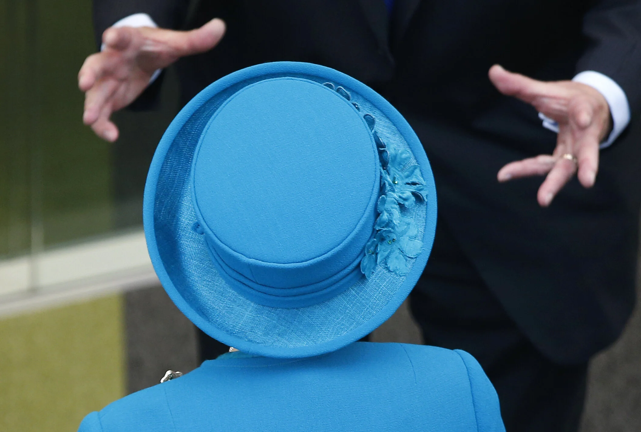  Britain's Queen Elizabeth in discussion with a guest at The University of Surrey's new School of Veterinary Medicine, Guildford, Britain, October 15, 2015. 