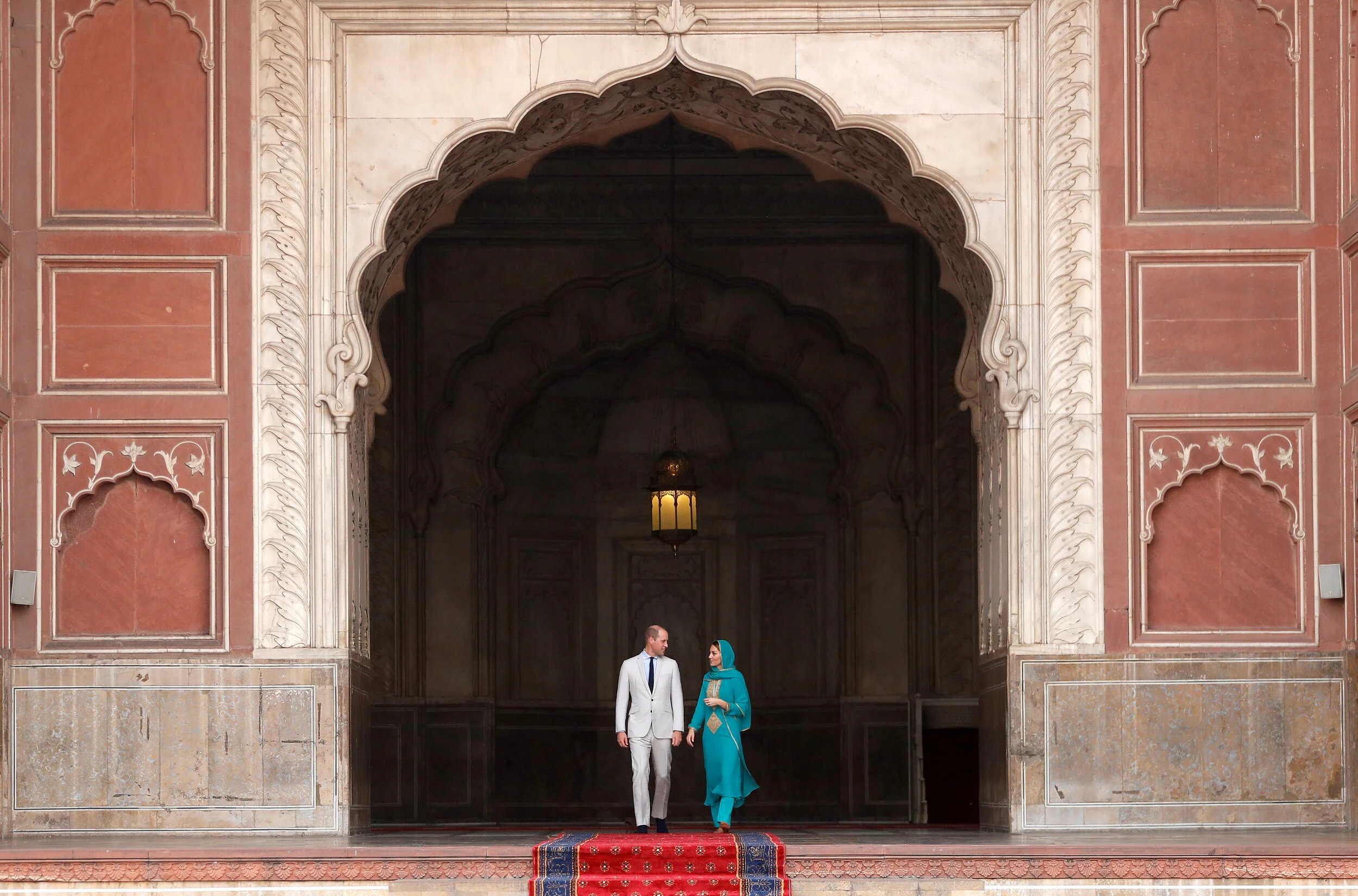  Britain's Prince William and Catherine, Duchess of Cambridge leave the Badshahi Mosque in Lahore, Pakistan, October 17, 2019. 