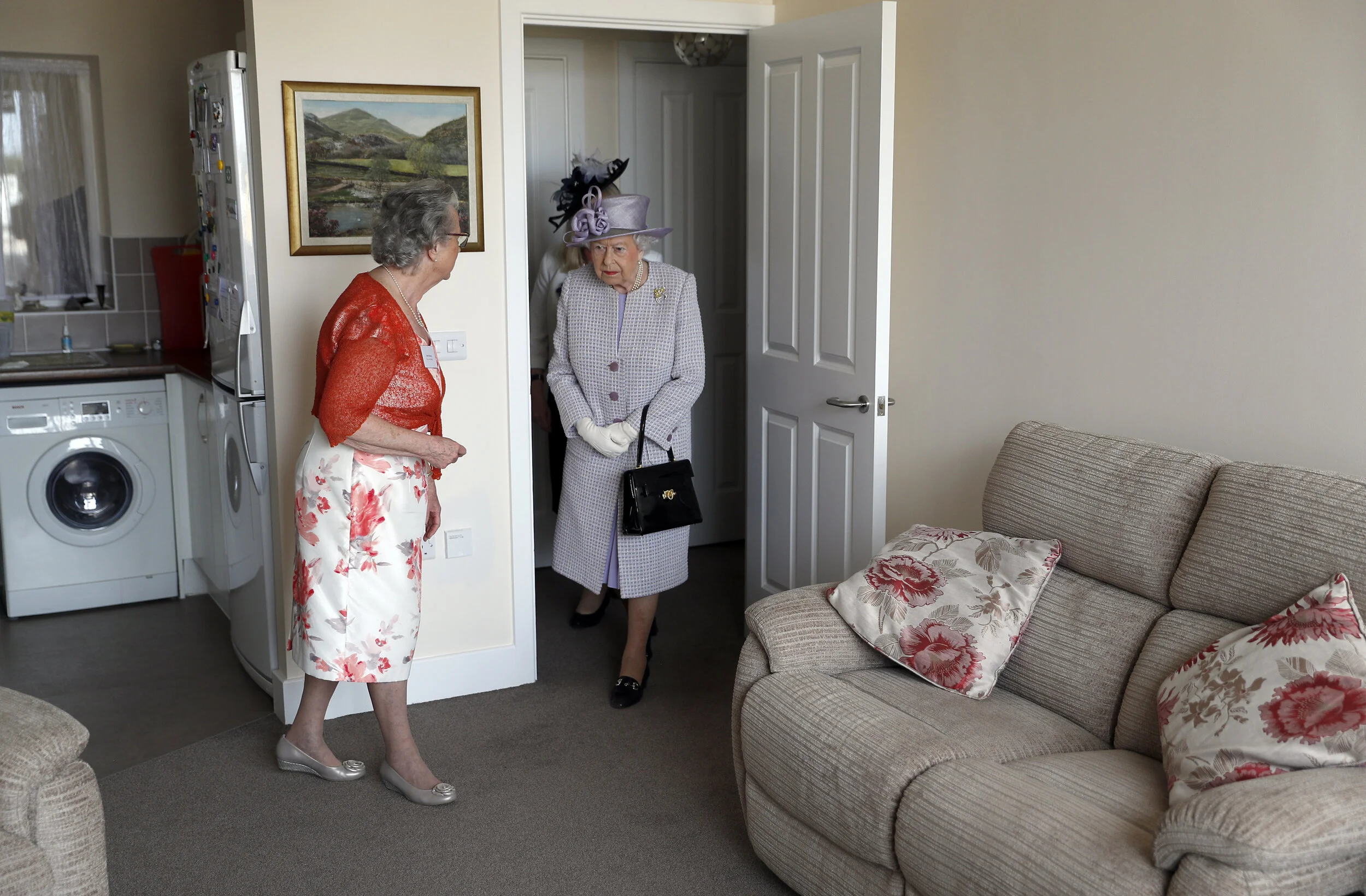  Britain's Queen Elizabeth arrives to view a flat belonging to Pauline Stainsby (L) during a visit to Priory View, an independent living scheme for older residents, in Dunstable, Britain April 11, 2017. 