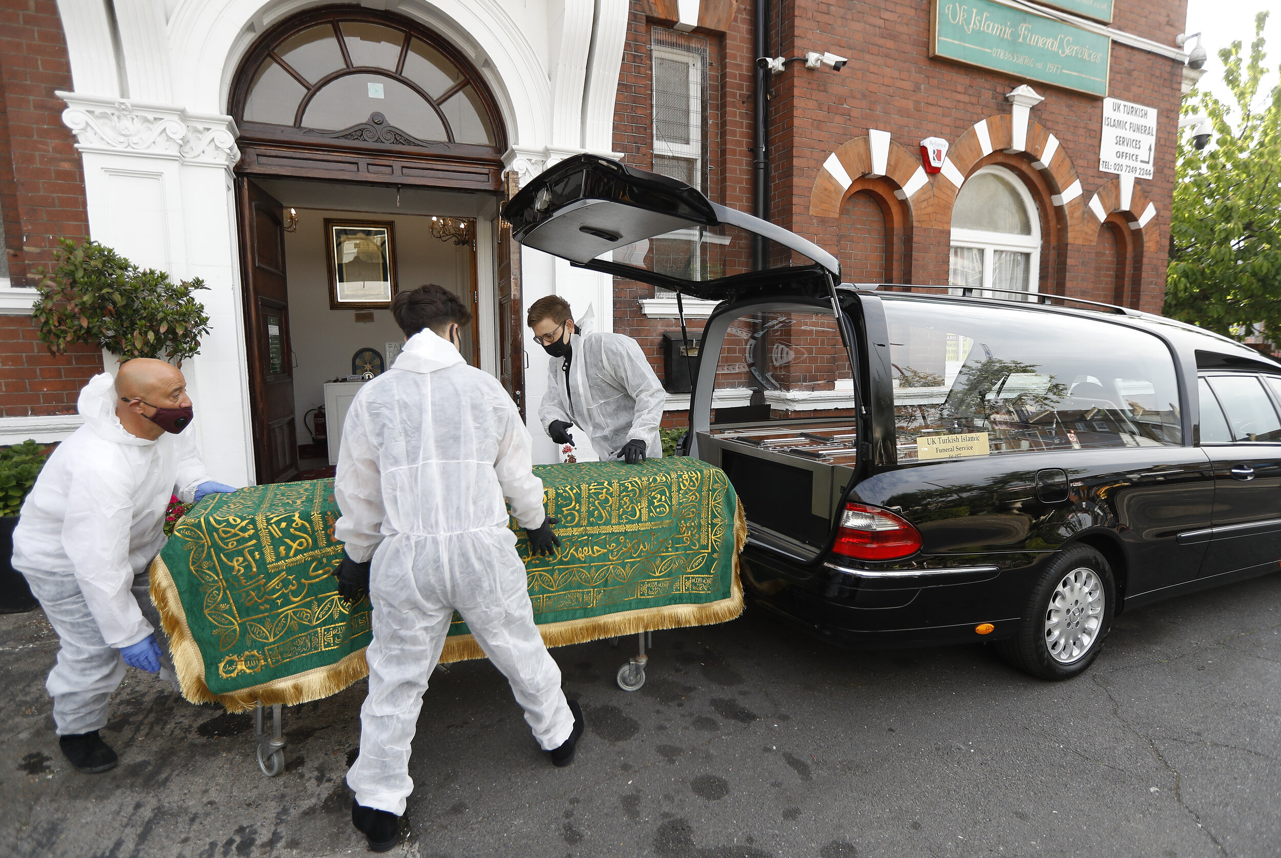  The coffin of COVID-19 victim Ozcan Aygin is loaded into a hearse at the Shacklewell Lane Mosque as the spread of the coronavirus disease (COVID-19) continues, in London, Britain, April 27, 2020 