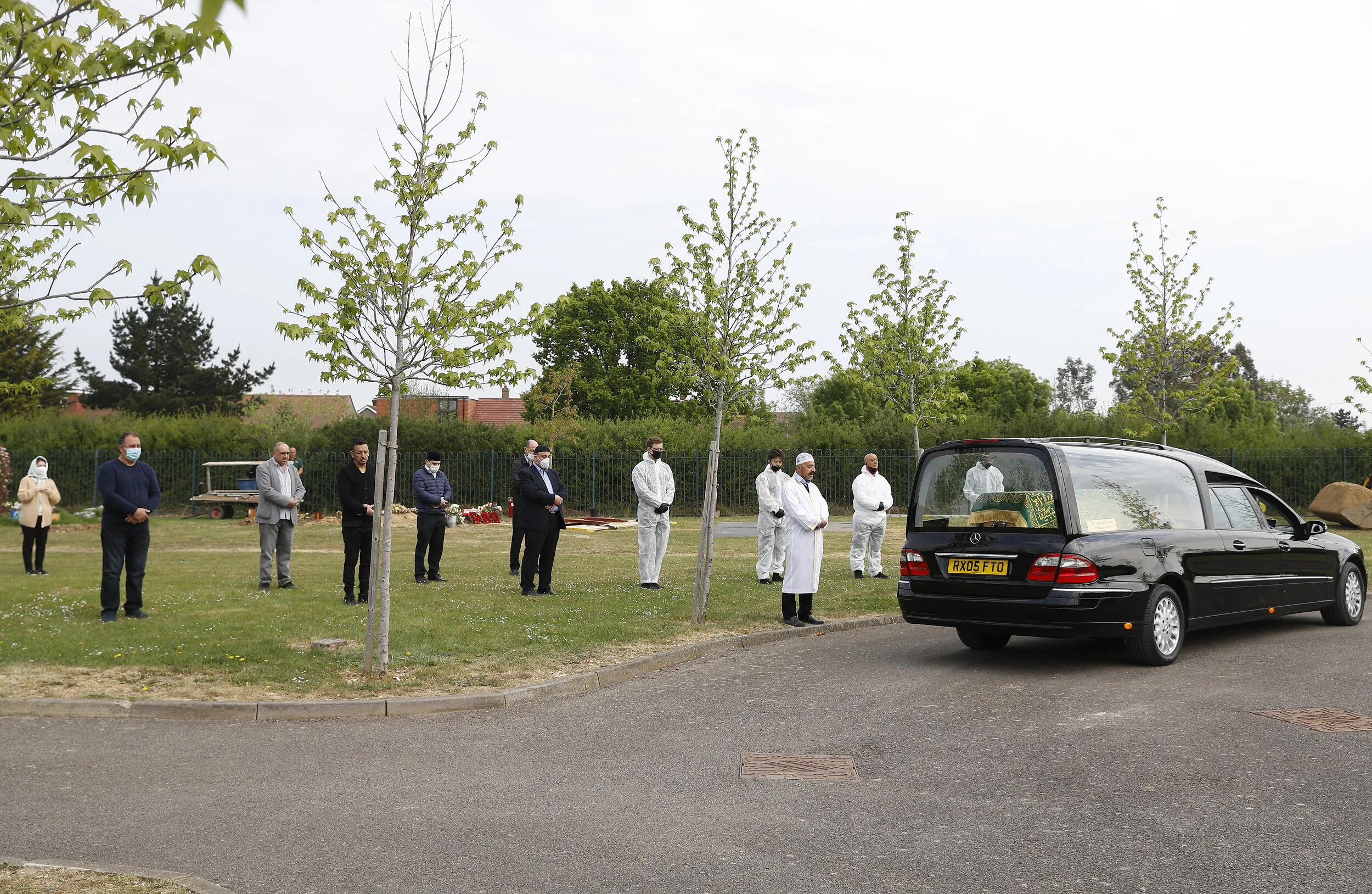  An Imam conducts a service at the funeral of COVID-19 victim Ozcan Aygin at Chadwell Heath cemetery as the spread of the coronavirus disease (COVID-19) continues, in Romford, Britain, April 27, 2020 
