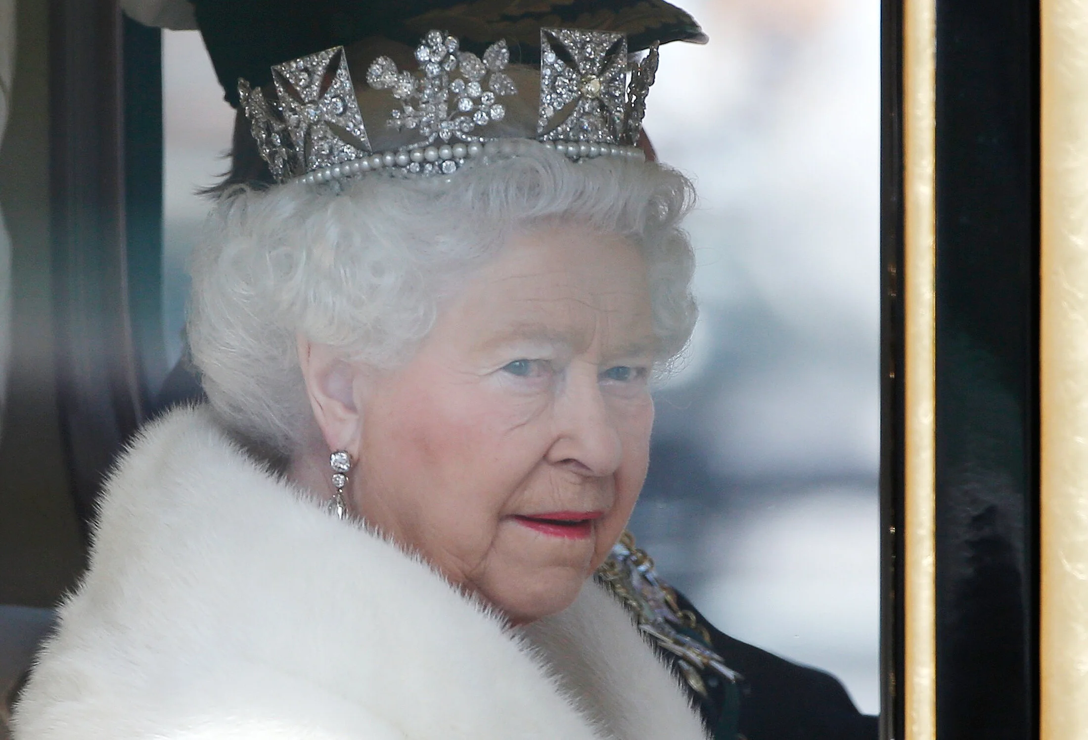 Britain's Queen Elizabeth is driven by carriage from Buckingham Palace to the Houses of Parliament during the State Opening of Parliament in central London, Britain, May 27, 2015.  