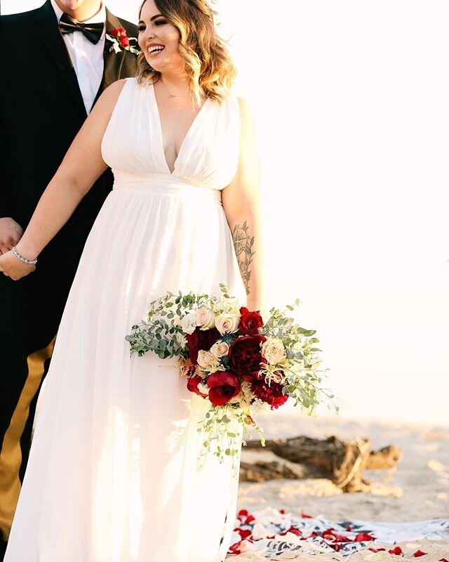 This pretty bride wanted a small wedding with just family, but with the Covid restrictions, her options were limited. The courthouse would not allow family in so she opted to get married on the beach instead. I put together a bouquet and some sweet l
