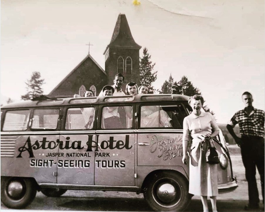 Hop on the nostalgia bus to Papa George's Restaurant inside 'Jasper's Friendliest Hotel' (it even says so on the door of this 1950s tour bus!) 🚐✨ Serving breakfast, lunch, and dinner 7 days a week since the 1950s. Come for the food, stay for the smi