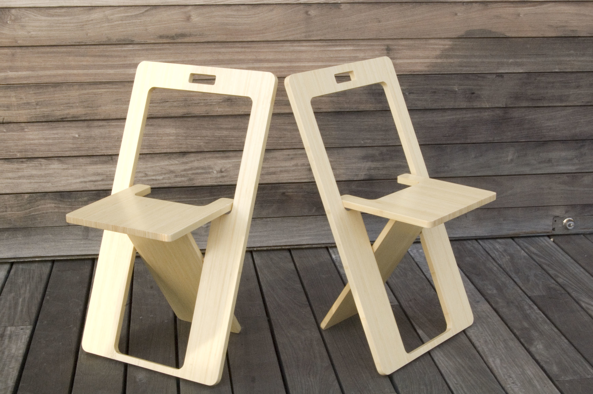 Сделать складные стулья. Складной стул iz faneri. Складной стул из фанеры. Раскладной стул из дерева. Складной табурет из дерева.