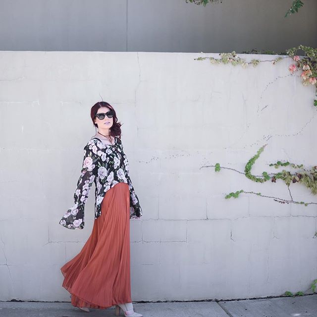 Going with the flow...🌸 [Linking my $57 pleated maxi skirt and favorite floral bell sleeves here: http://liketk.it/2pq9M]
.
.
.
#dallasblogger #dallasfashion @liketoknow.it #liketkit #styleblog #fashionblog #blogger #fblogger #currentlywearing #styl