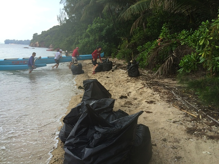 Singapore - Pulau Tekukor - 2.1-volunteers.jpg