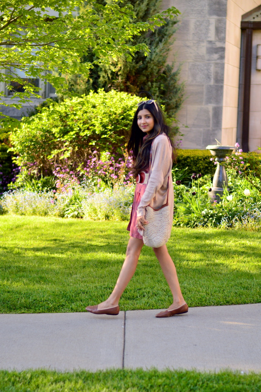 pink-shirtdress-crochet-bag-neutral-cardigan-spring-essentials 9