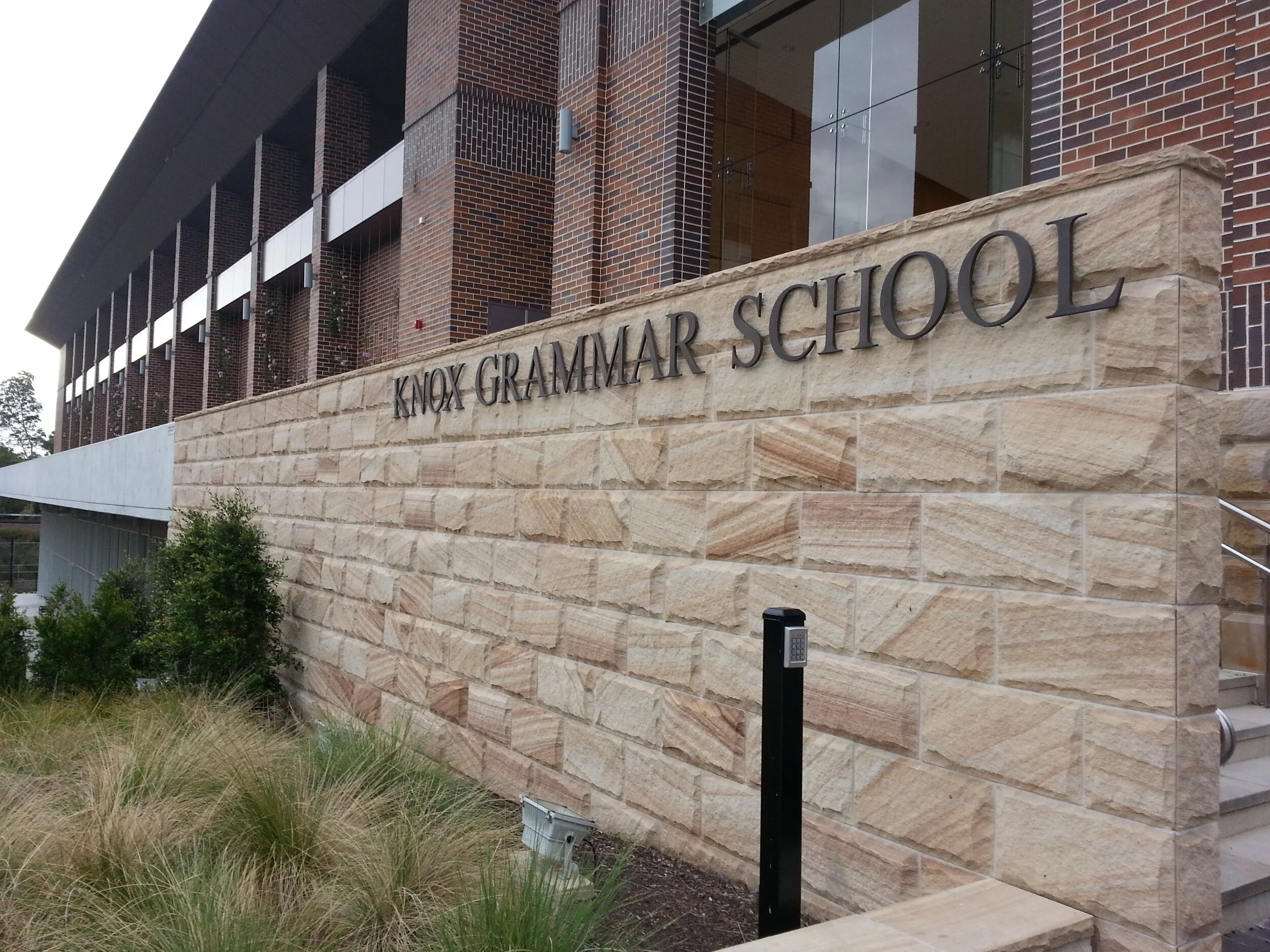 gosford-quarries-sandstone-supplies-sydney-melbourne-brisbane-KNOX-GRAMMAR-SCHOOL-Entry-wall-cladding-Light-Brown-rockfaced-walling-Entry-Marker.jpg