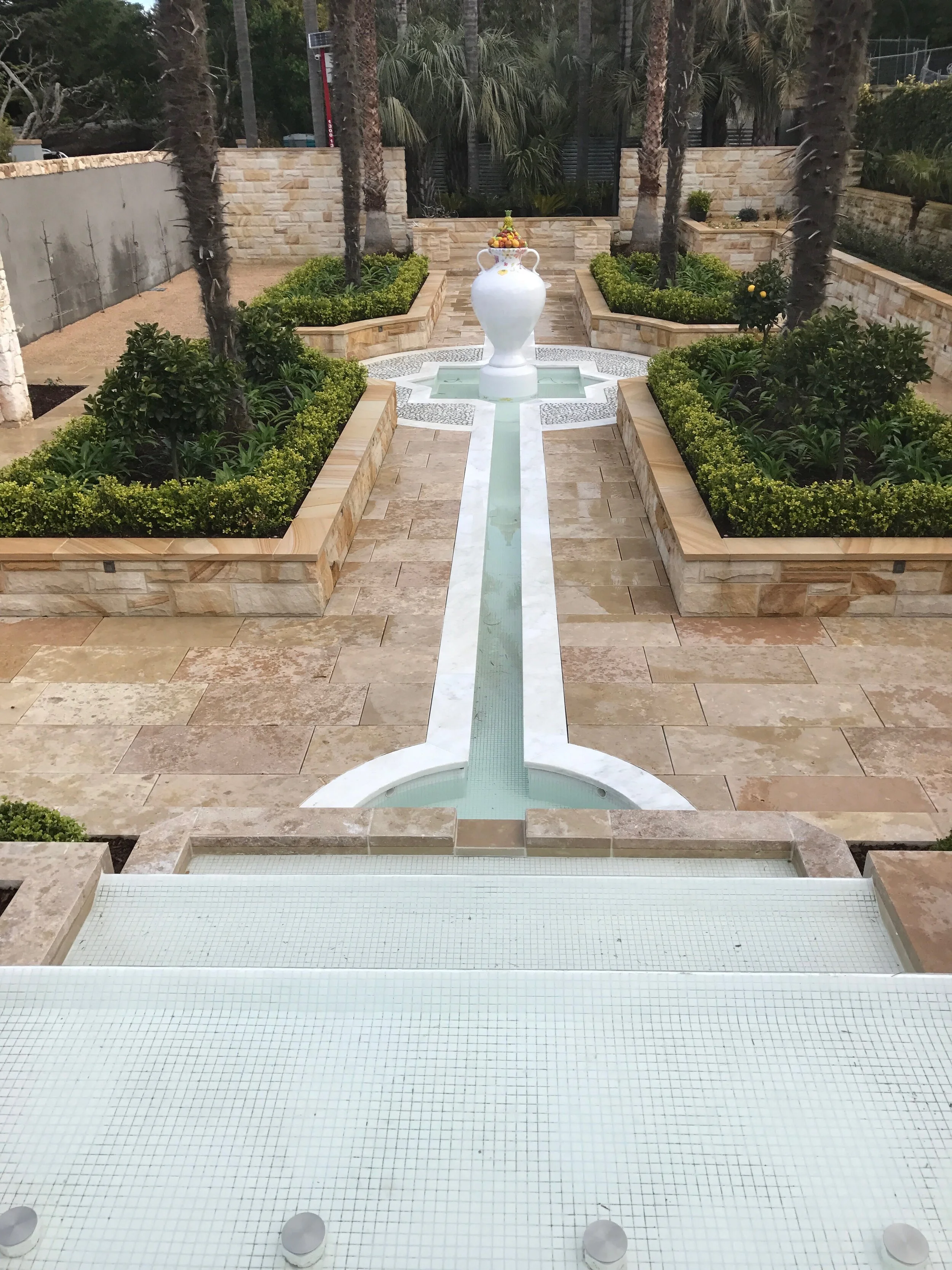 gosford-quarries-sandstone-supplies-sydney-melbourne-brisbane-Portsea-VIC-Medium-Brown-range-rockfaced-walling-and-sawn-capping.jpg