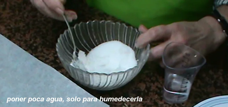 Poner casi a gotas el agua o se deshace el azúcar