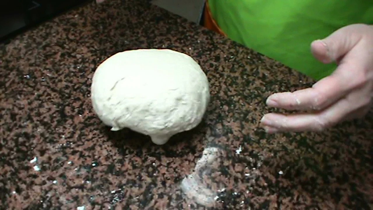 Dejar reposar la masa en un bol con papel film y un paño encima y luego a trabajar la forma de nuestro pan de aceite.
