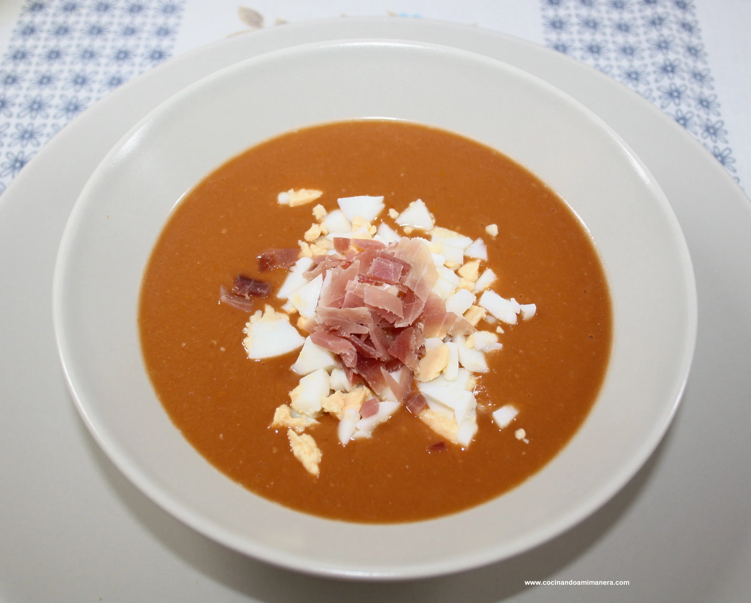 Salmorejo con ajo negro en thermomix